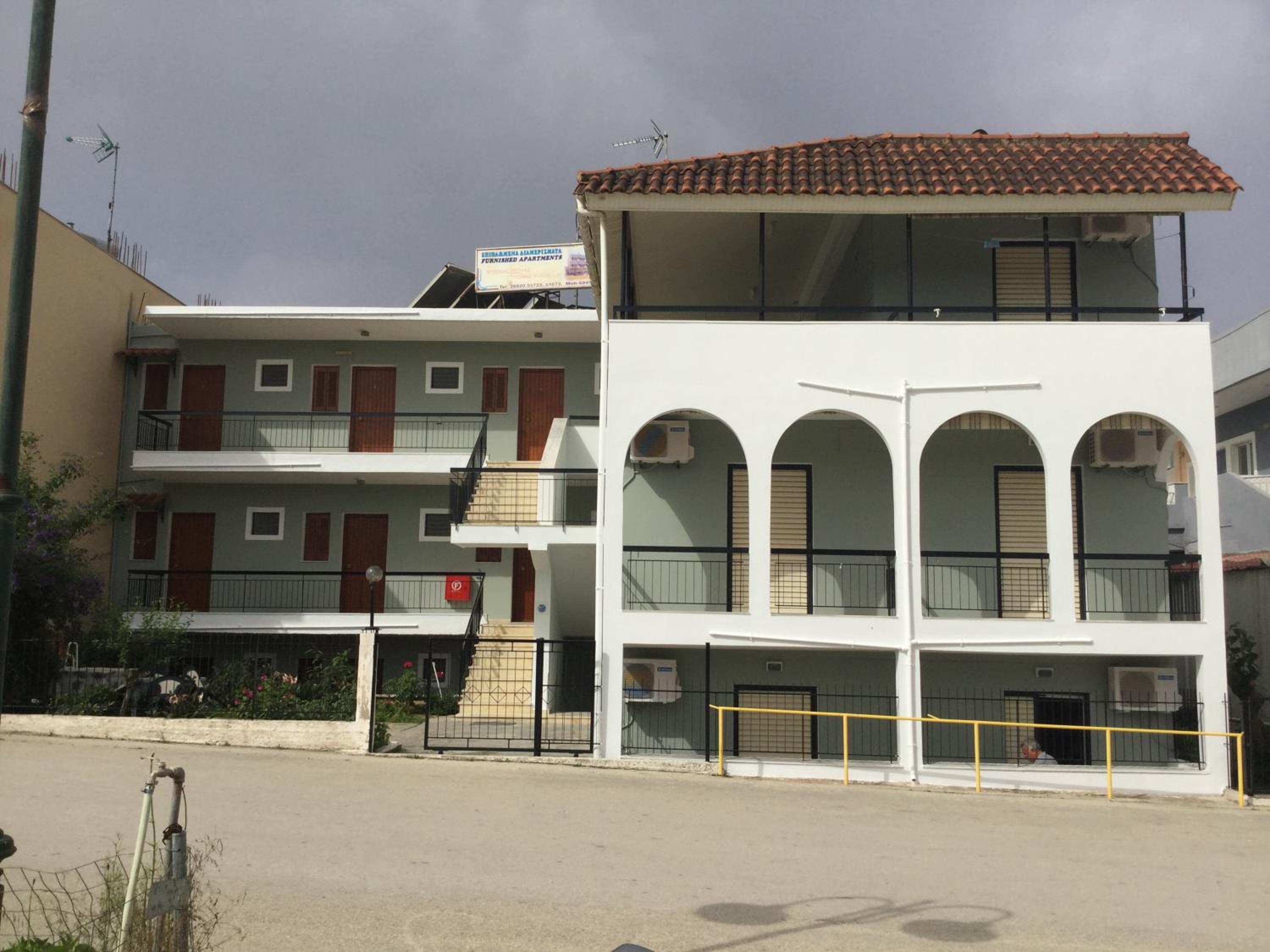 Thomas Apartments photo 3