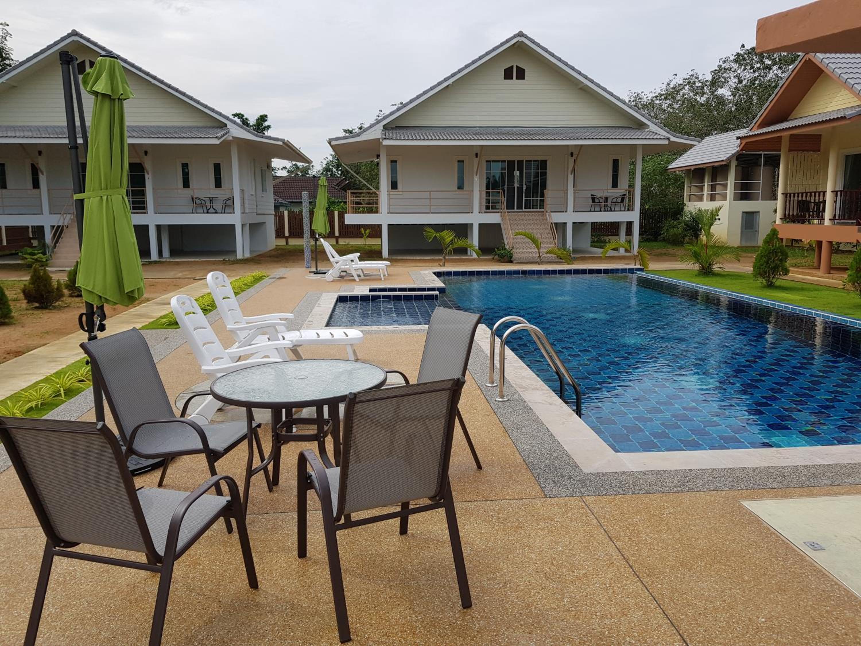 Poolside Bungalows view 4