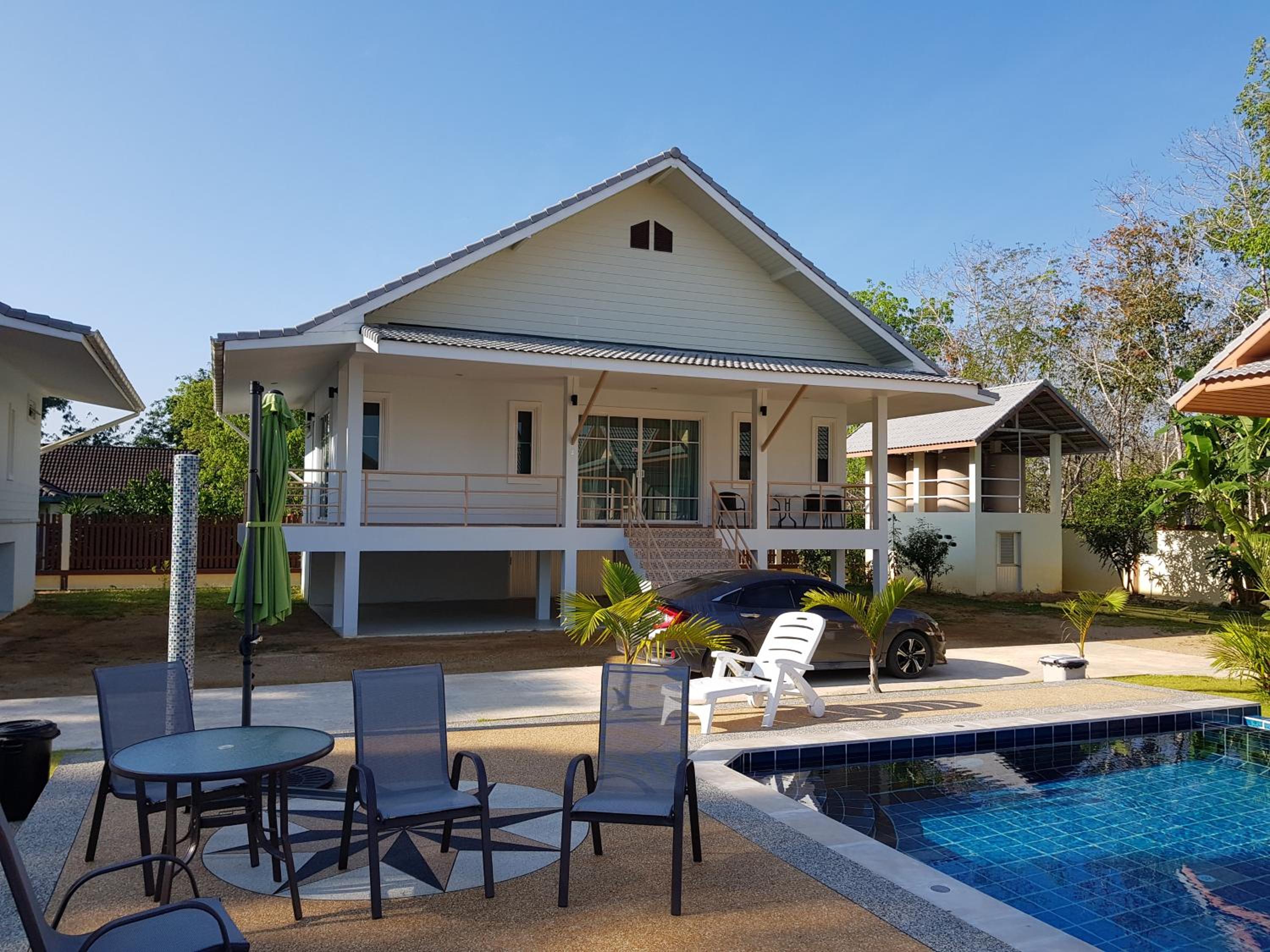 Hotel Poolside Bungalows - Image 1