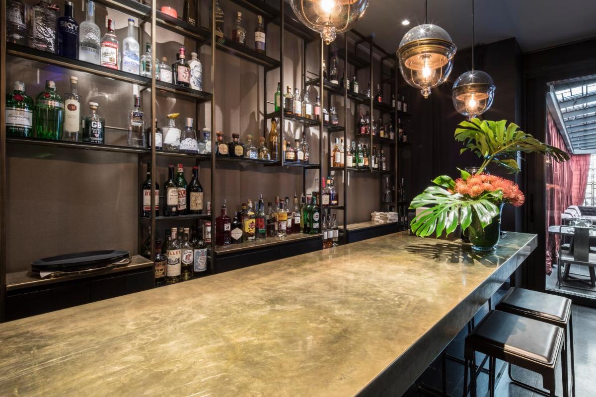 bar