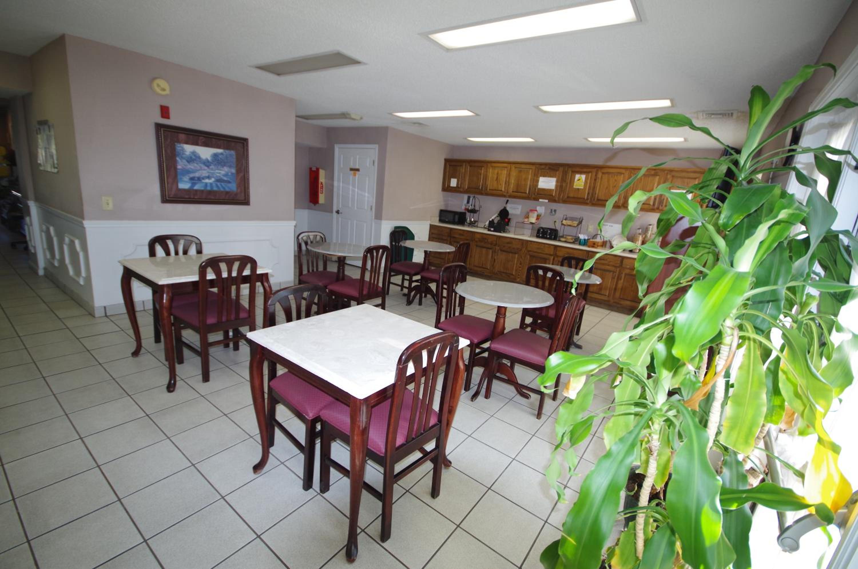 American Motel - Lenoir view 2