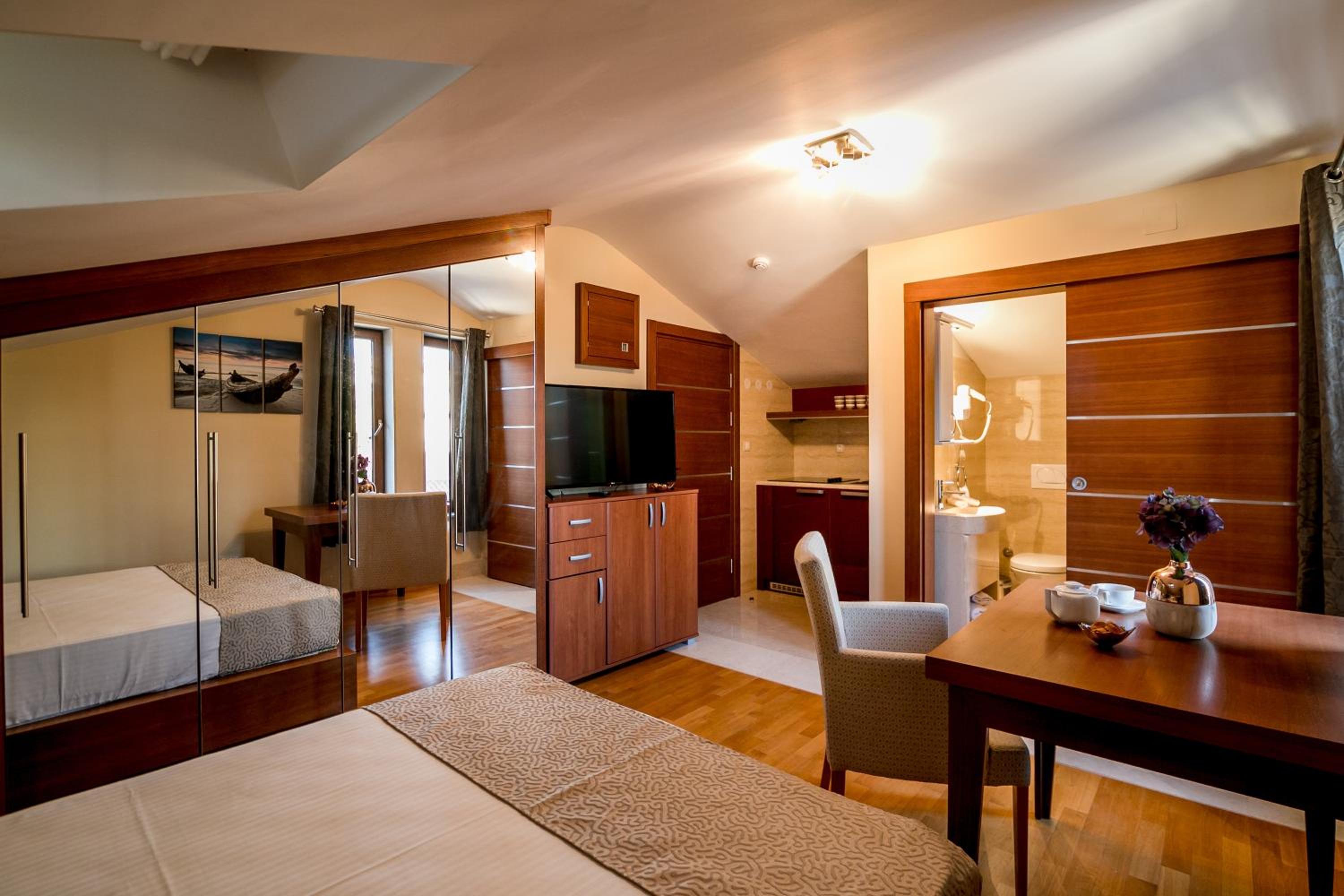 Hedera Residences - Kumbor
