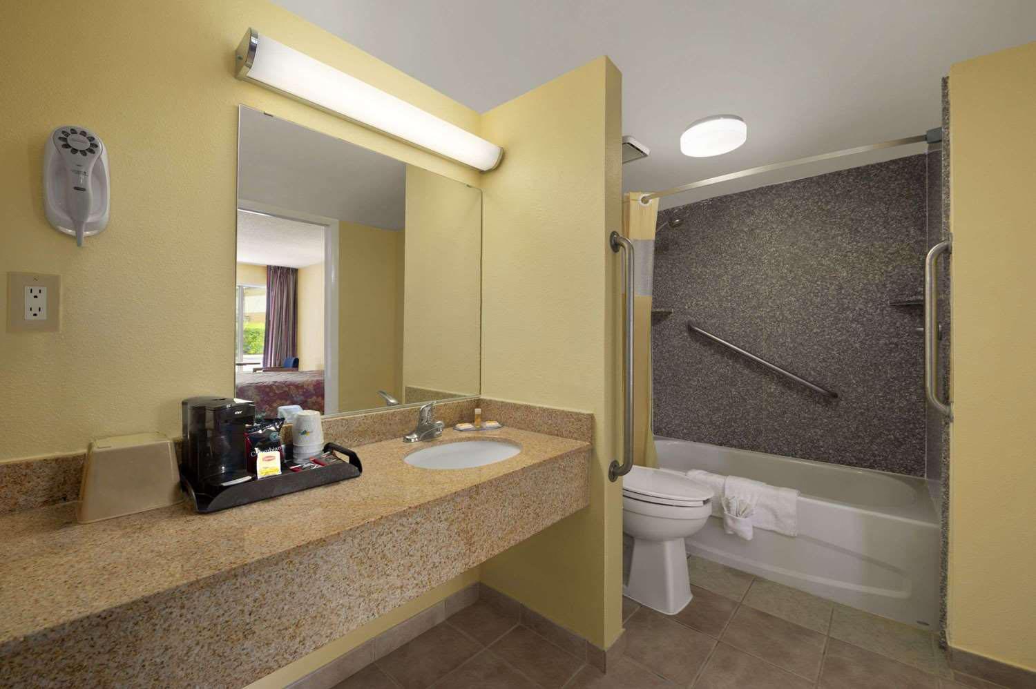 Rose Garden Inn & Suites Thomasville view 4