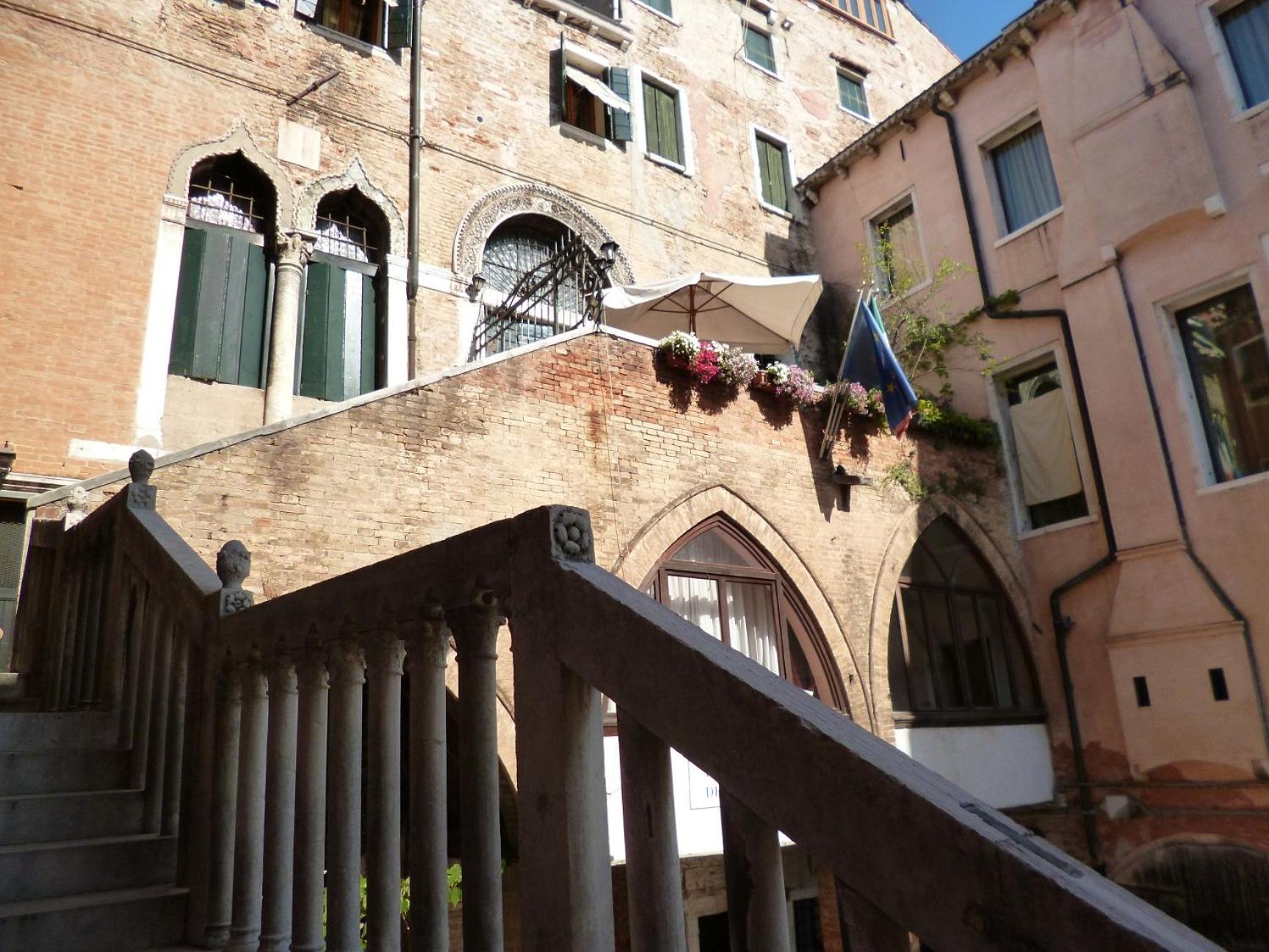 Palazzo Lion Morosini - Check in presso Locanda Ai Santi Apostoli