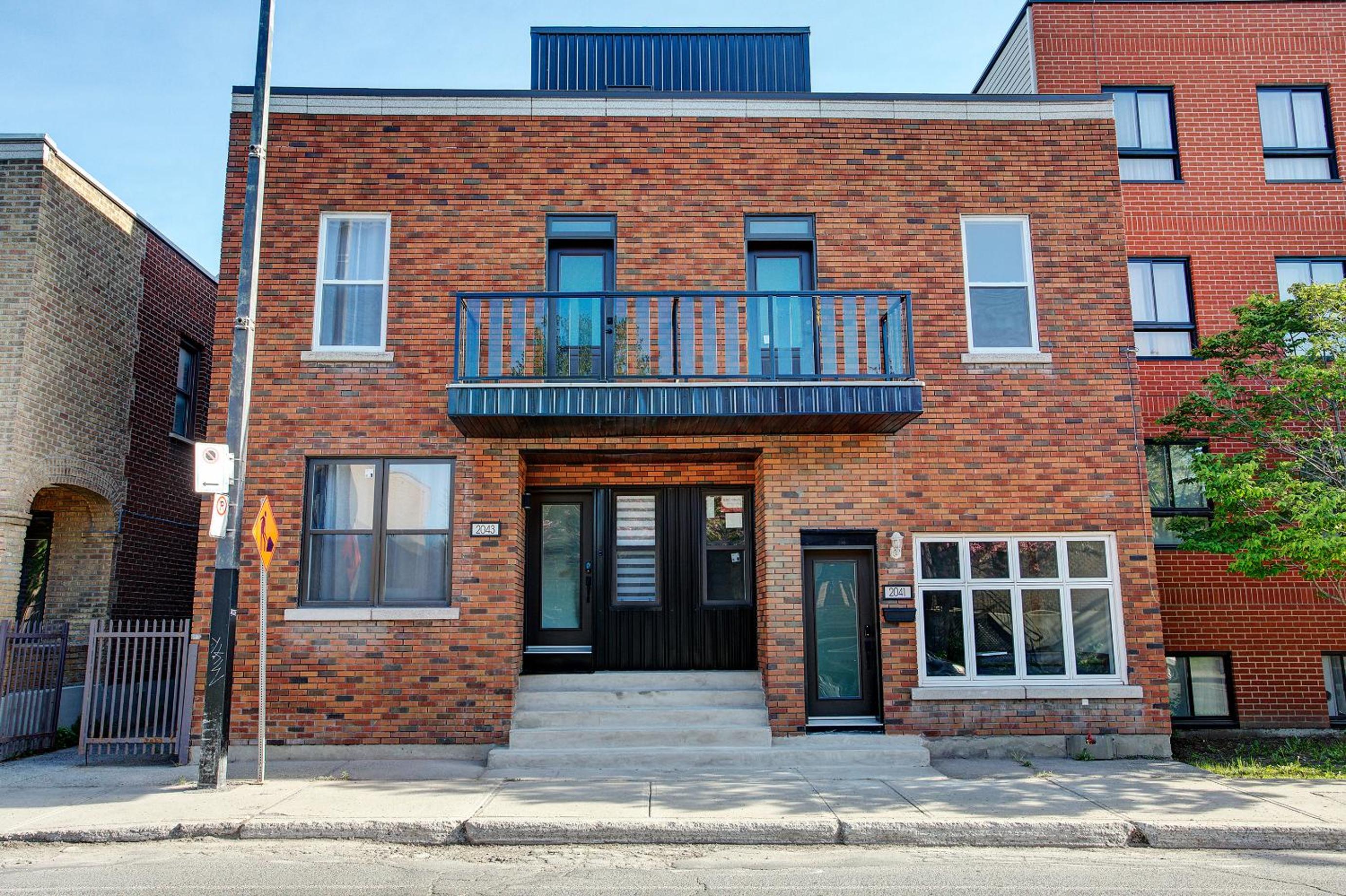 Modern Townhouse with Rooftop Deck
