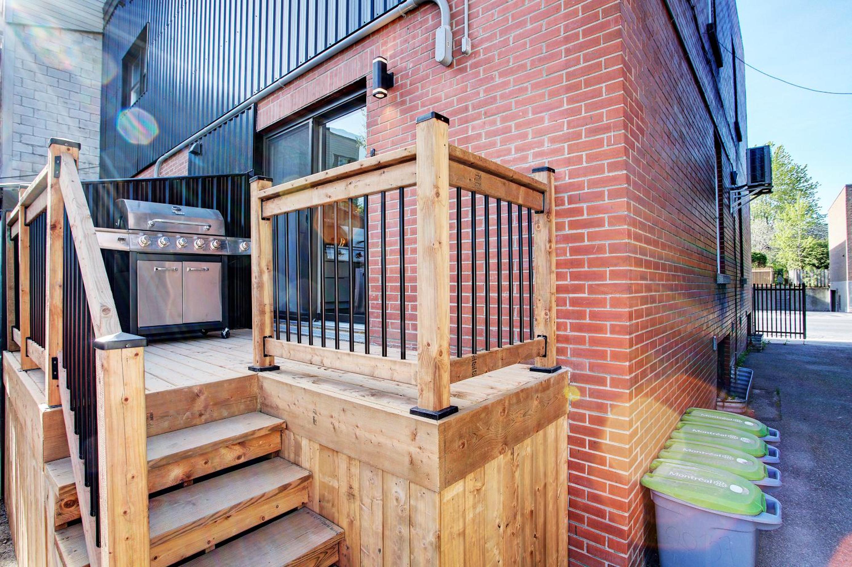 Modern Townhouse with Rooftop Deck