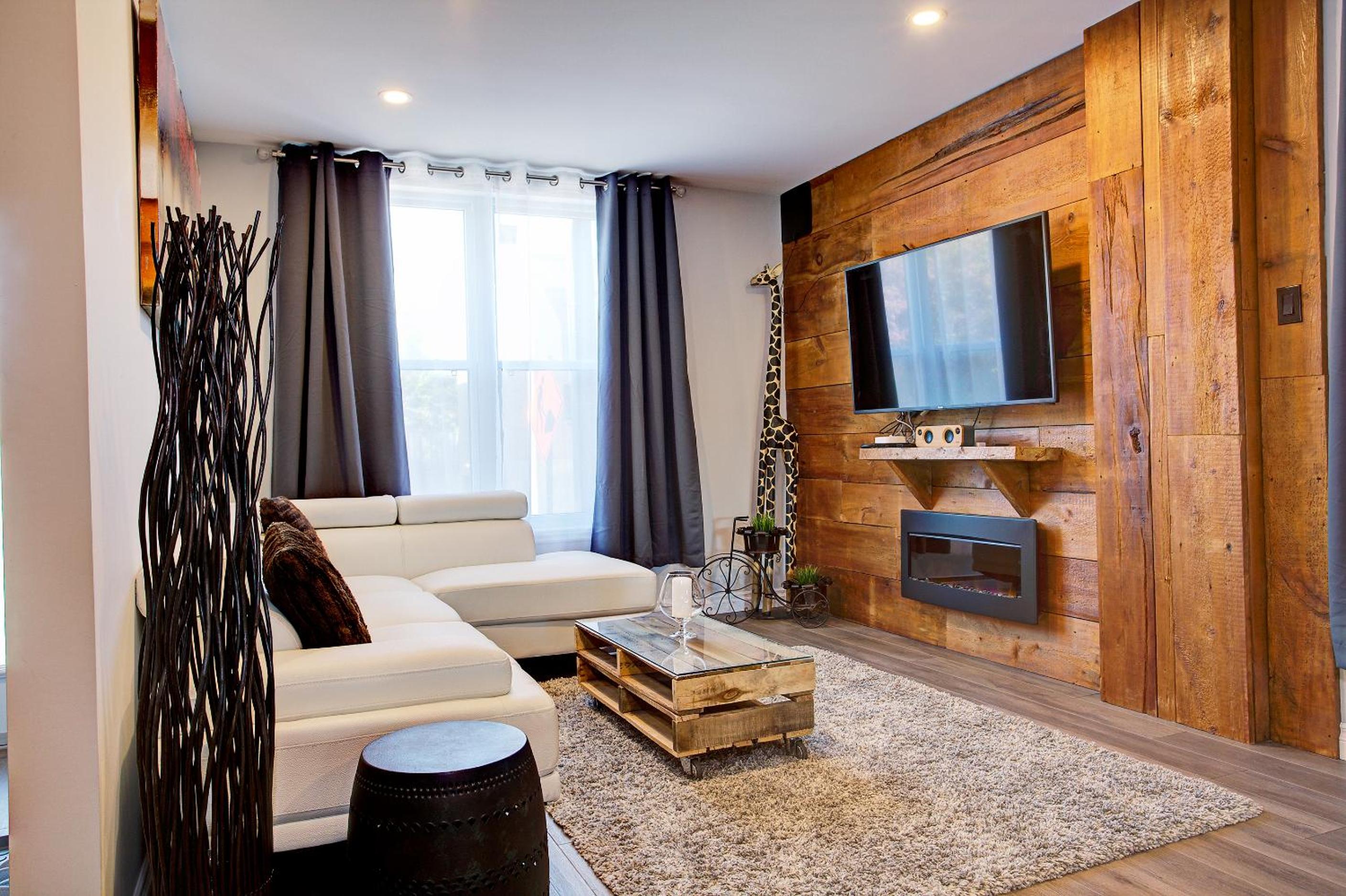 Modern Townhouse with Rooftop Deck