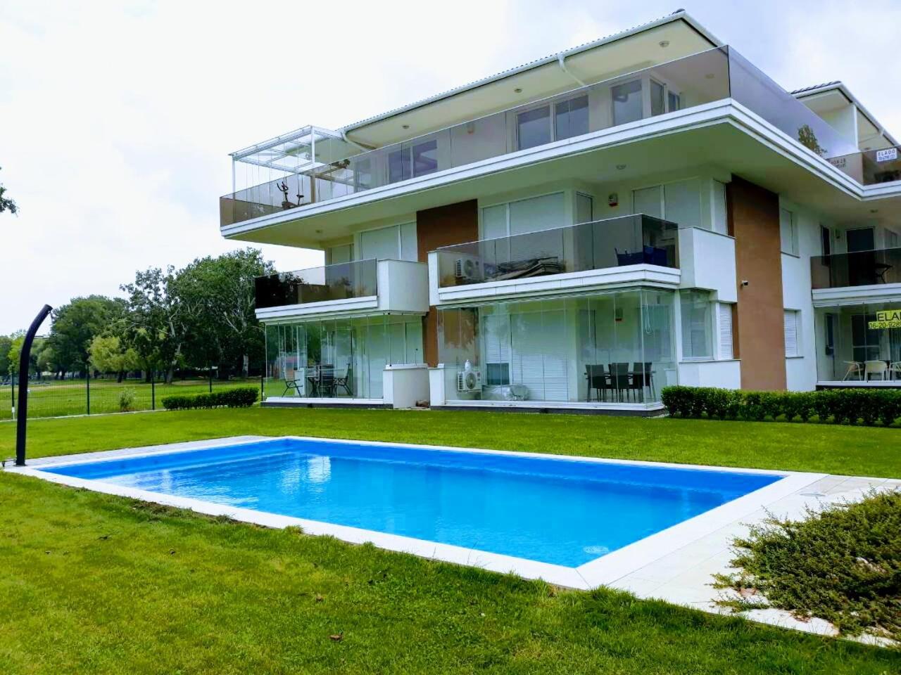Elegant Apartman view 4