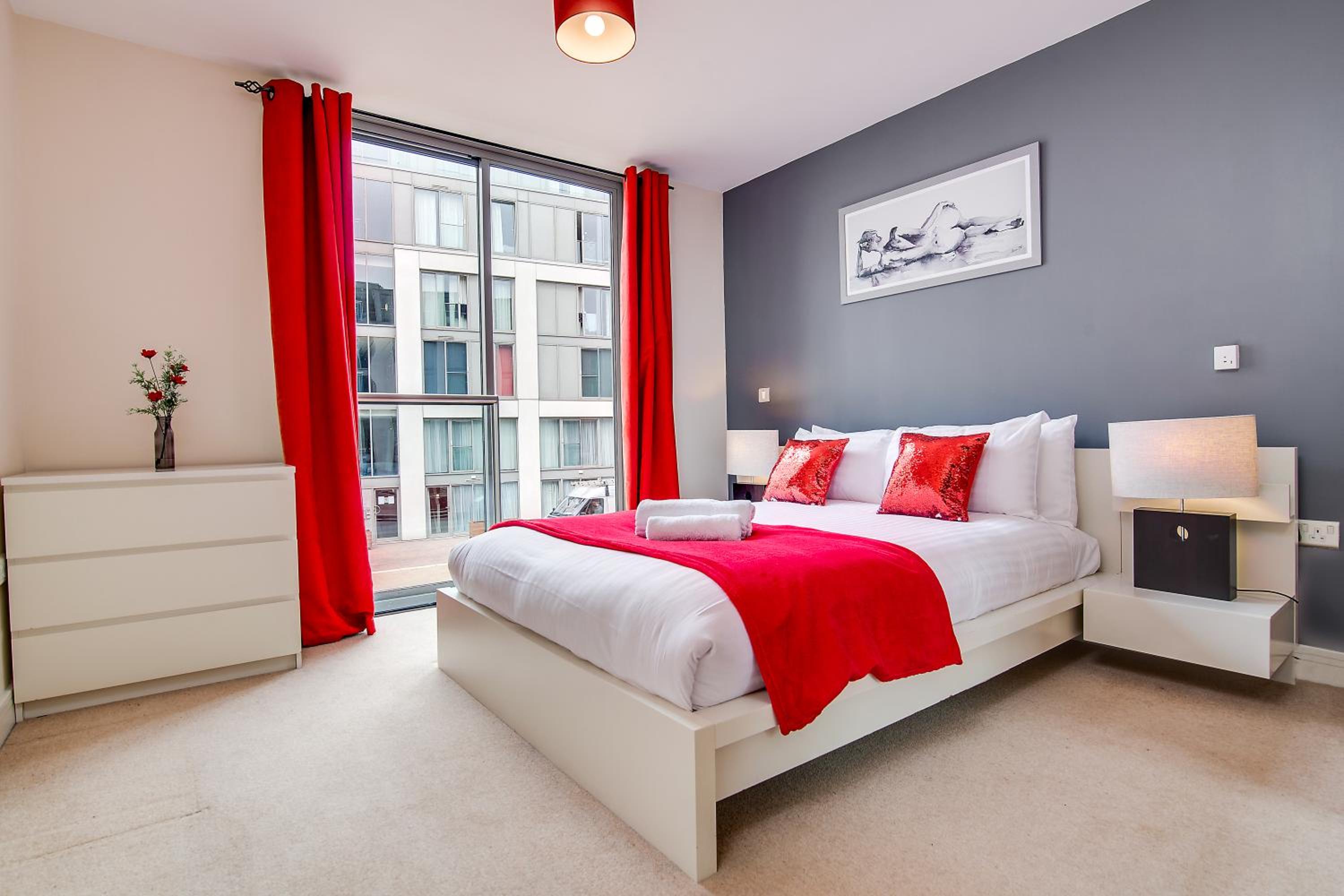 AJY Birmingham City Centre Viva Apartment view 3