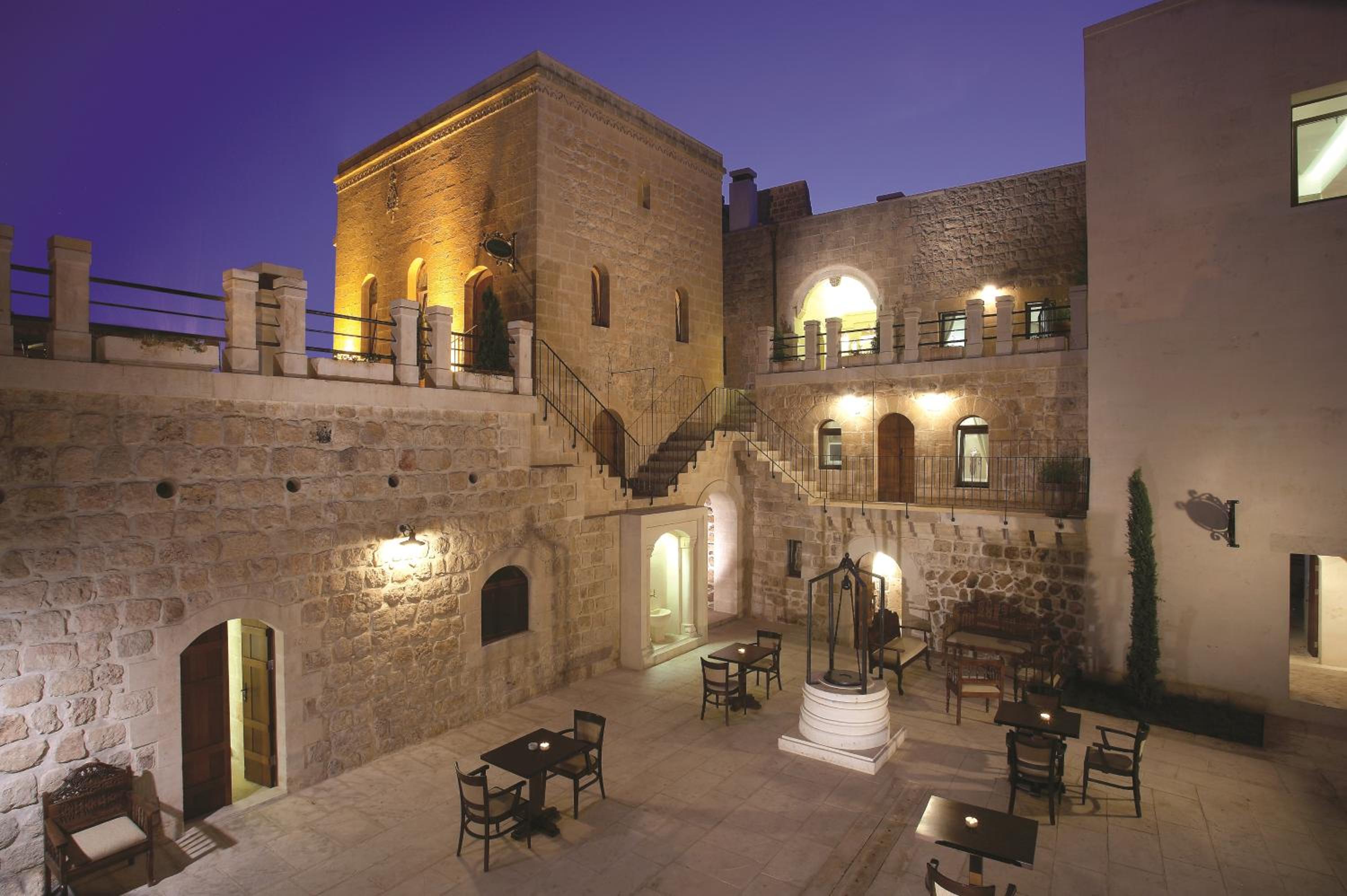 Kasr-i Nehroz Hotel