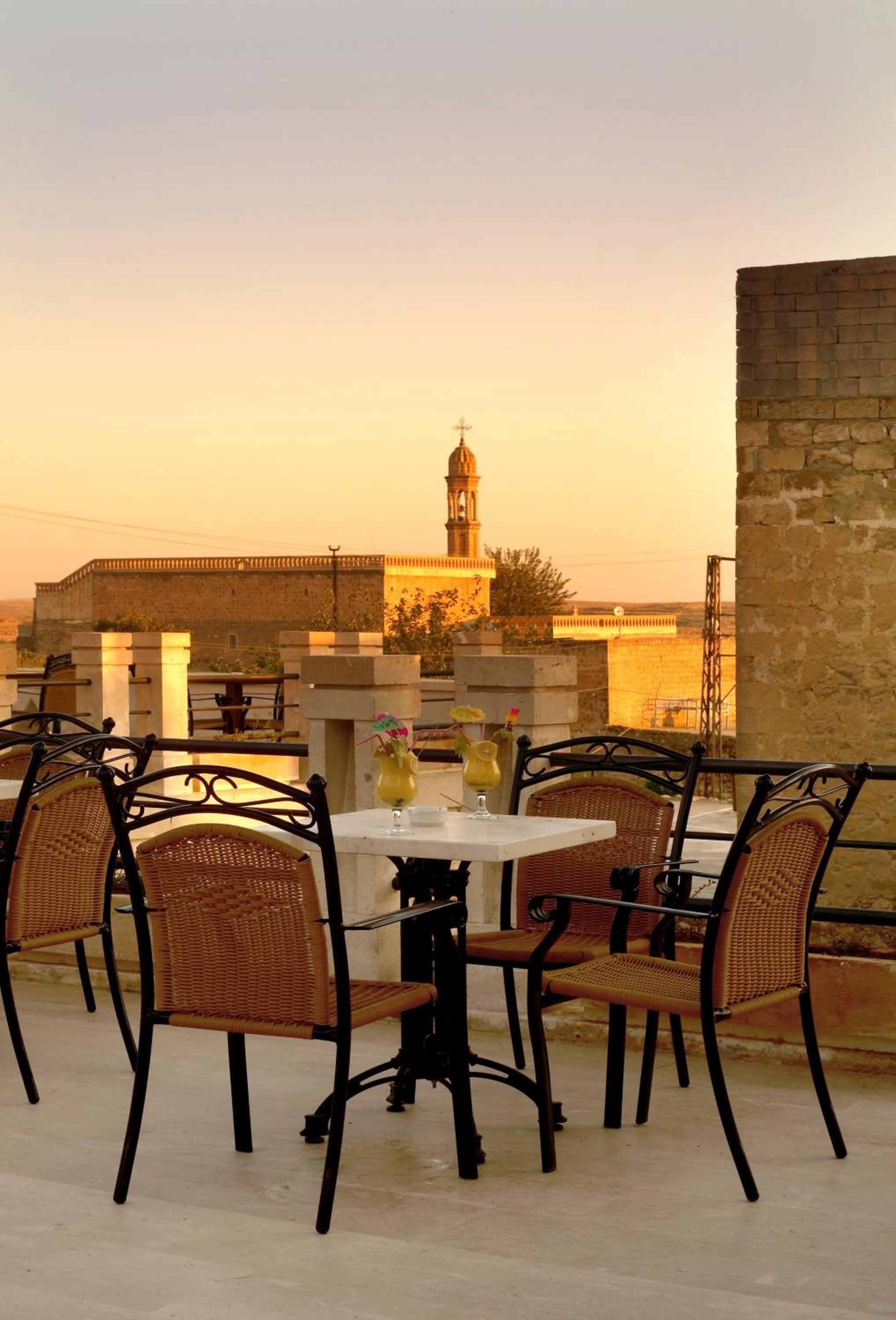 Kasr-i Nehroz Hotel