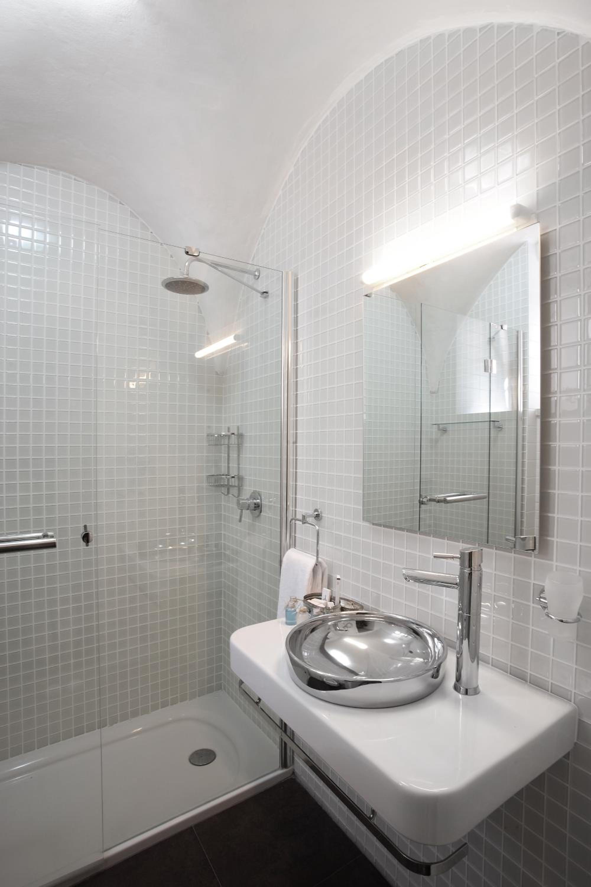 Kasr-i Nehroz Hotel