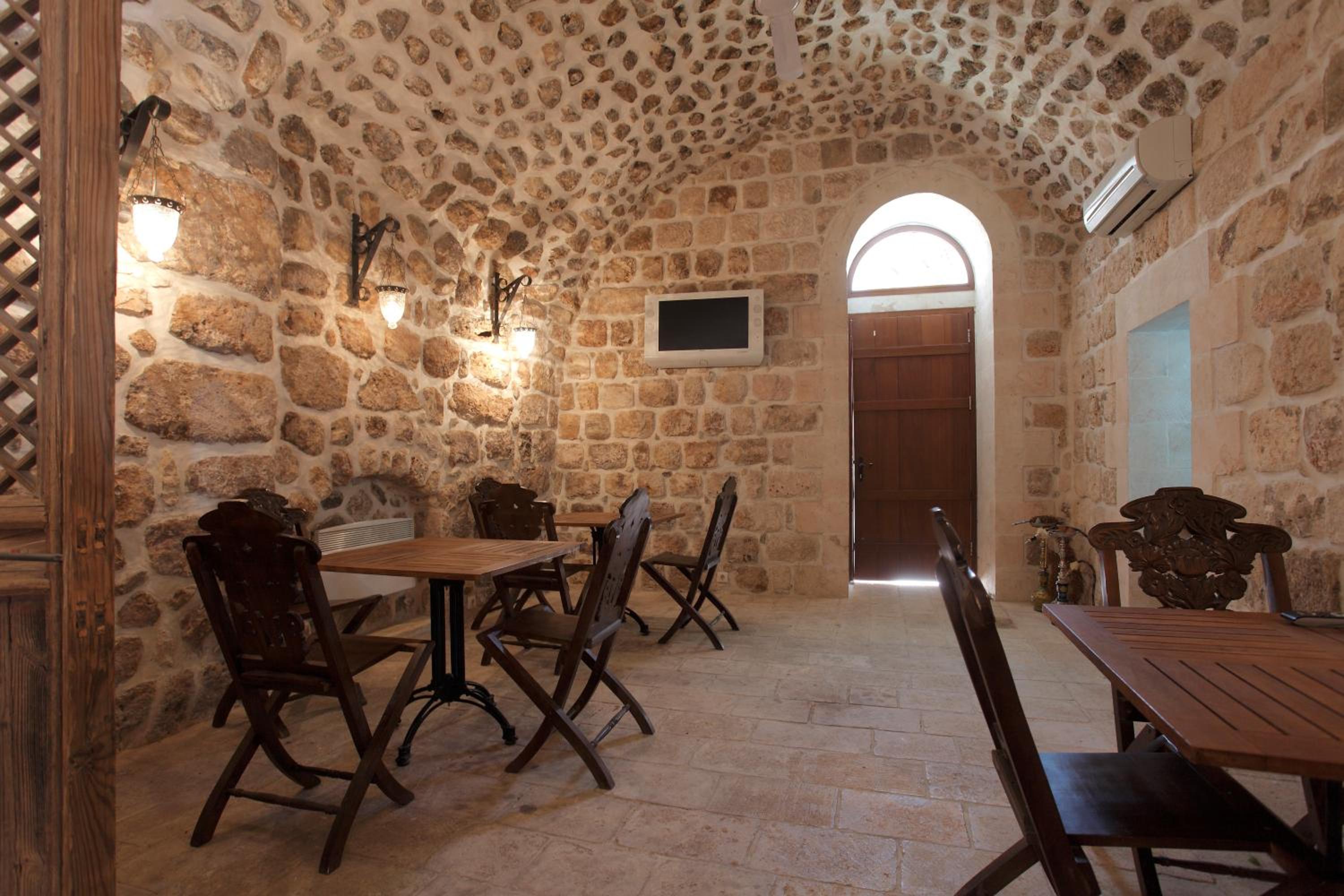 Kasr-i Nehroz Hotel