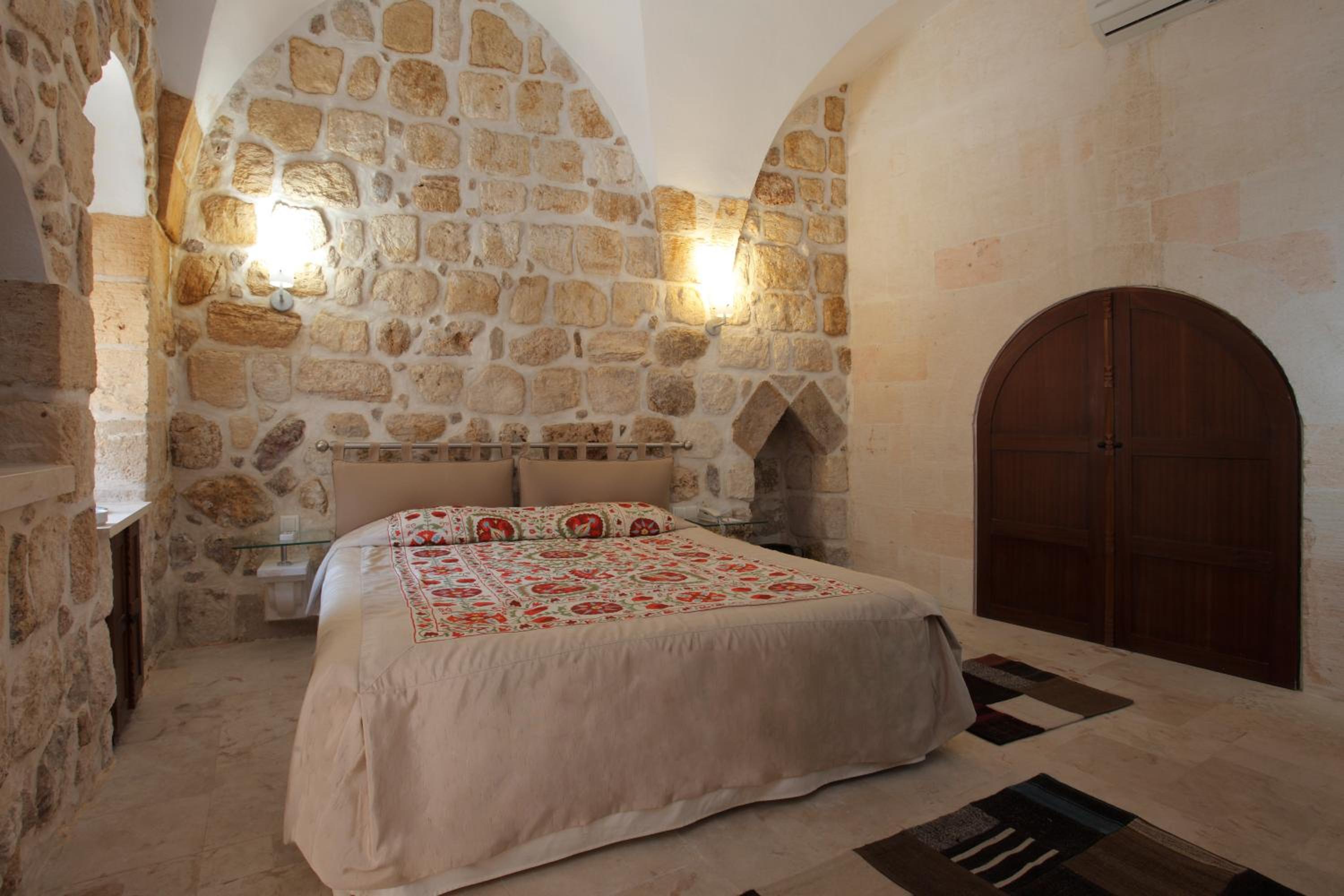 Kasr-i Nehroz Hotel