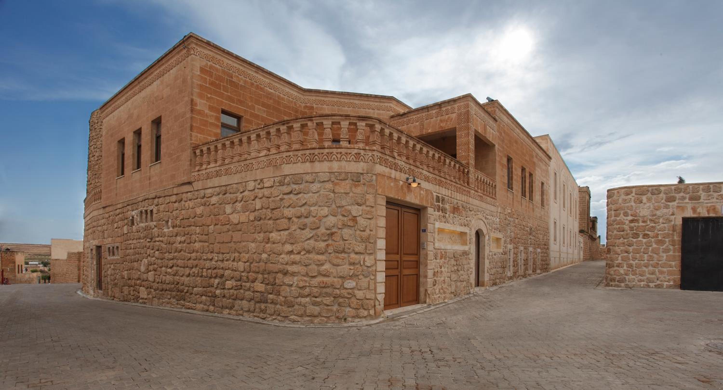 Kasr-i Nehroz Hotel