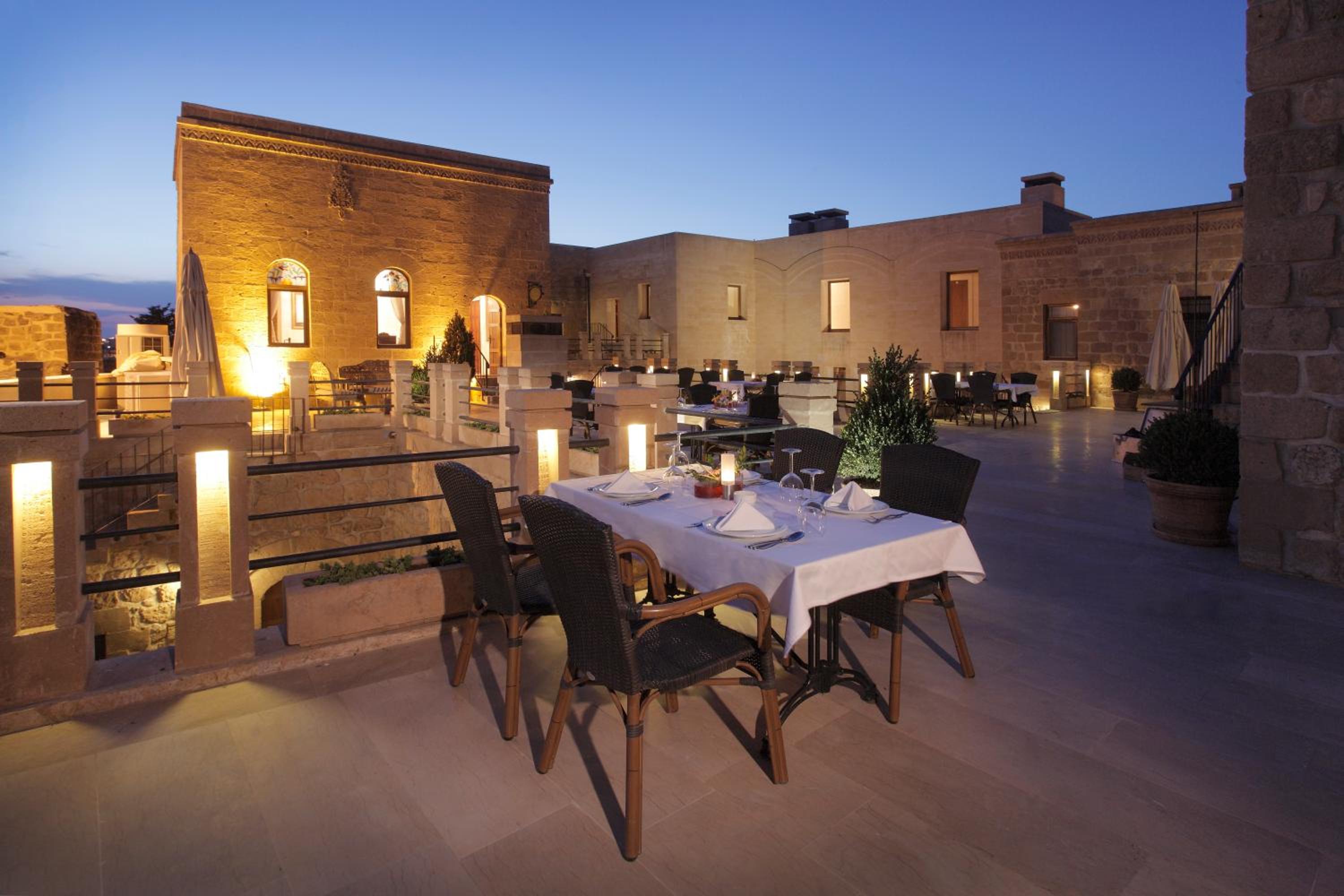 Kasr-i Nehroz Hotel