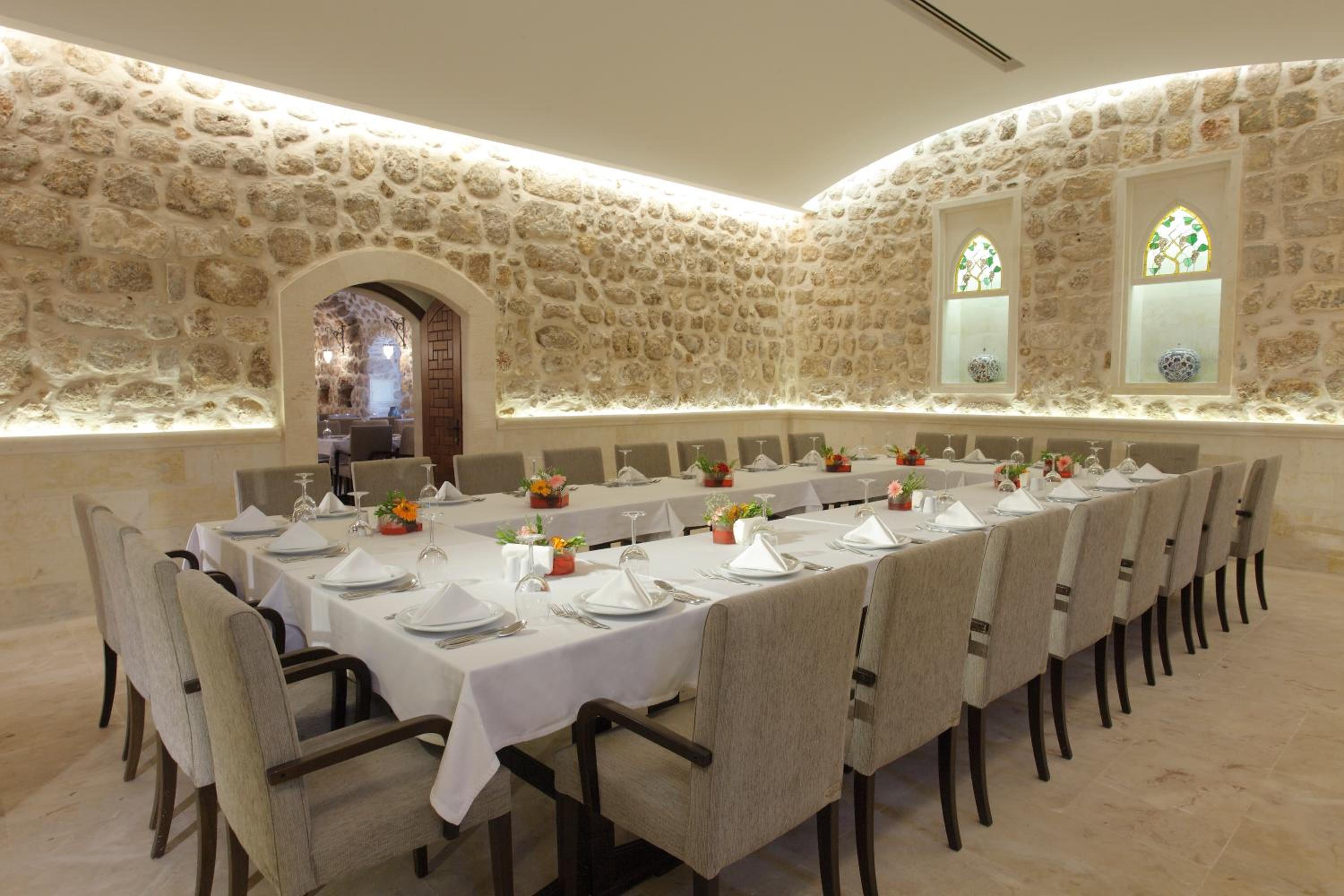 Kasr-i Nehroz Hotel