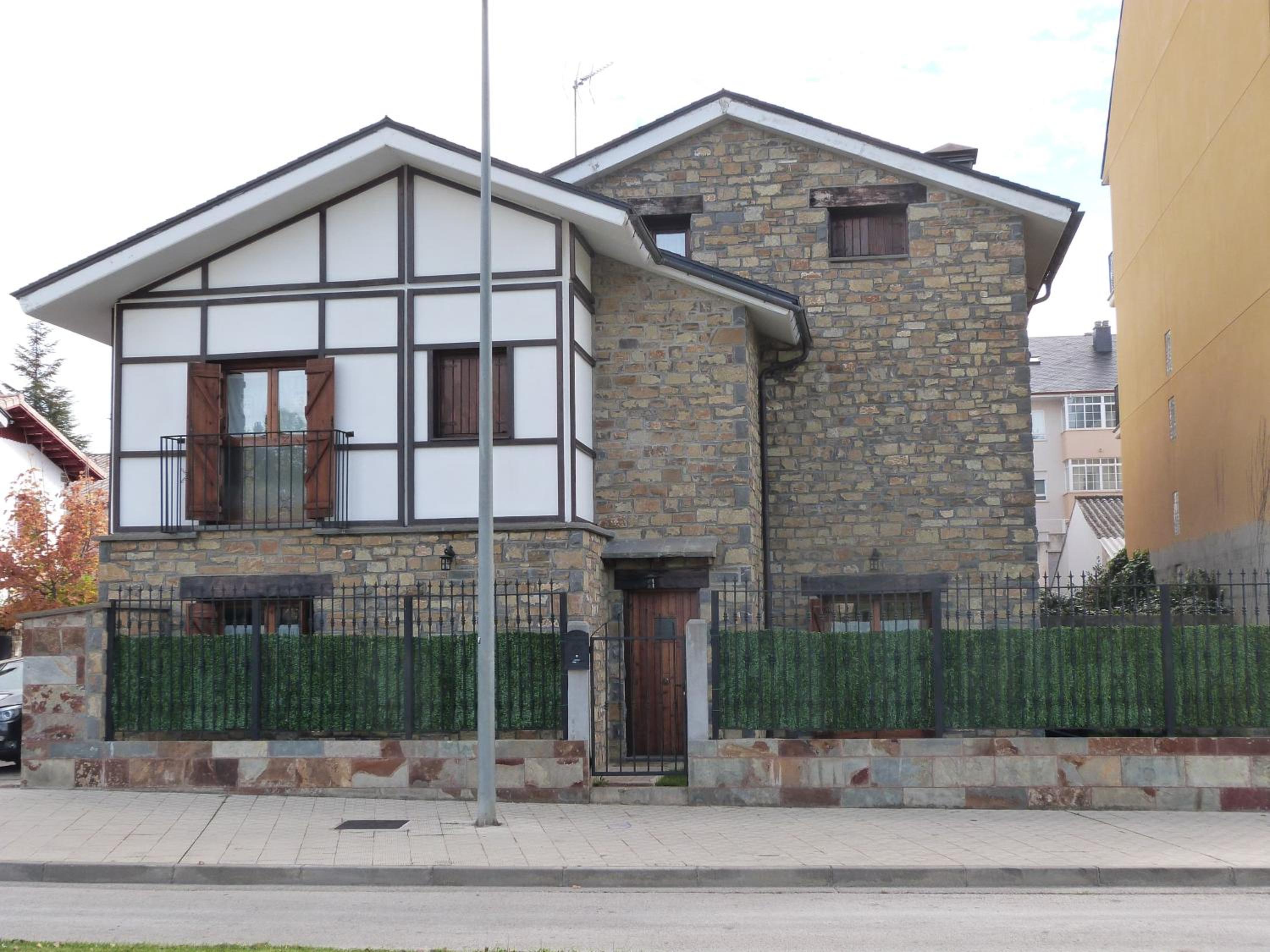 Casa con jardín frente ciudadela view 5