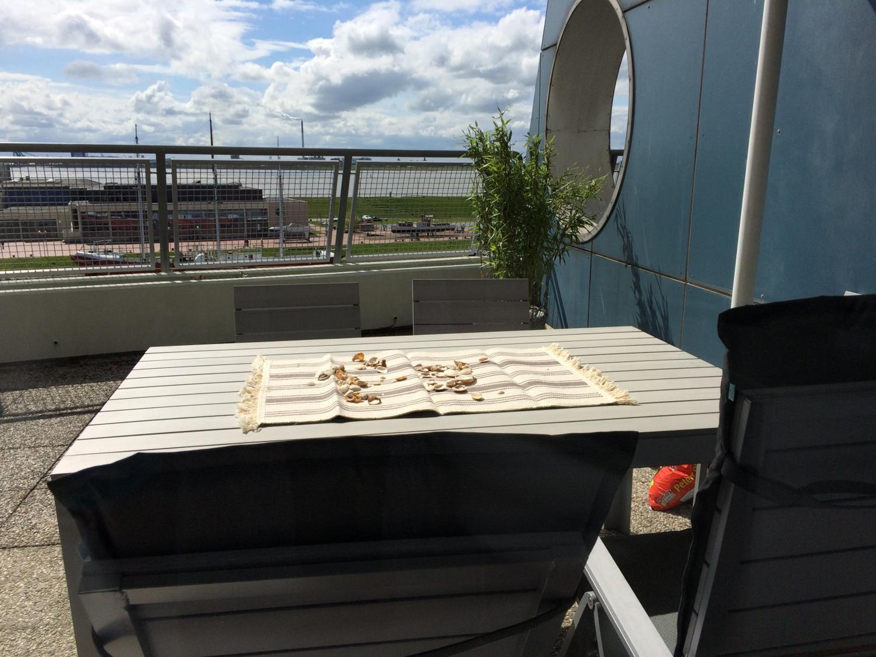 havenBlicke - großzügige Terrasse mit Blick auf die Weser