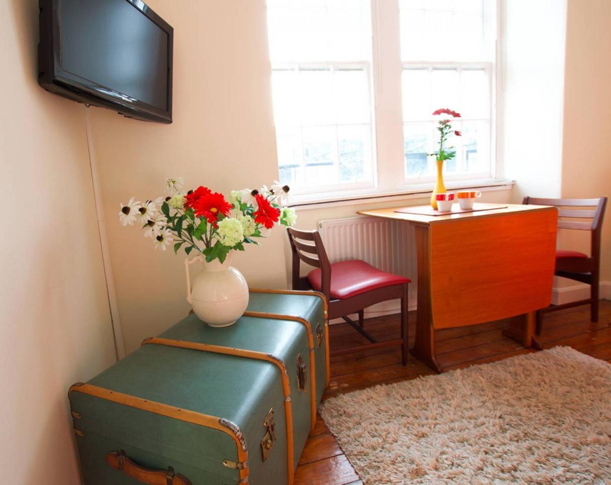 JOIVY Bright Flat with Workspace in New Town view 2