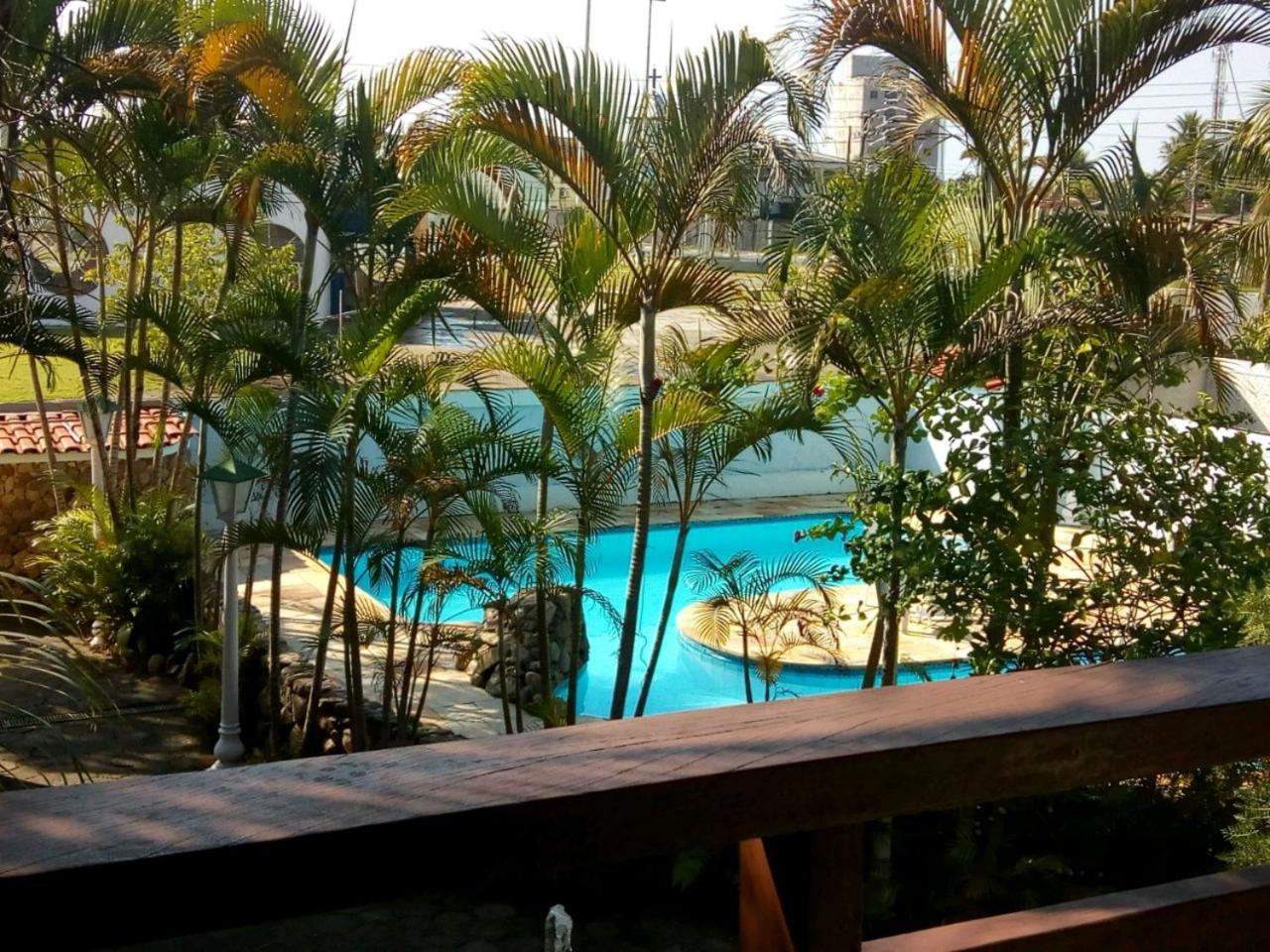 Sobrado Estiloso com Piscina à 300 m da Praia