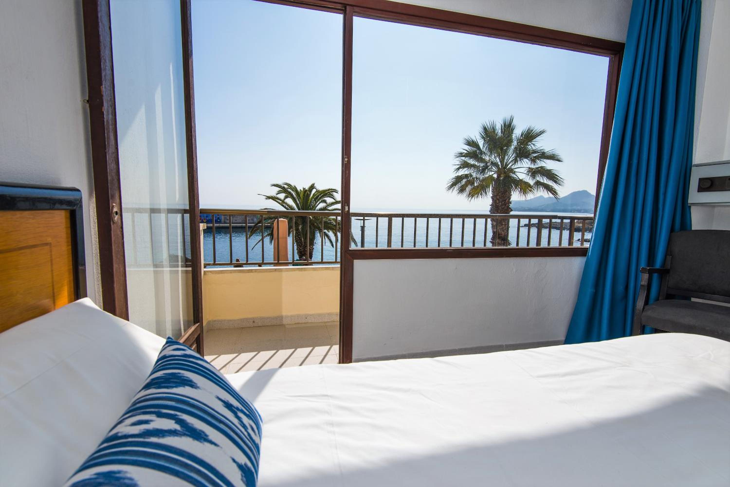Hostal Port Corona