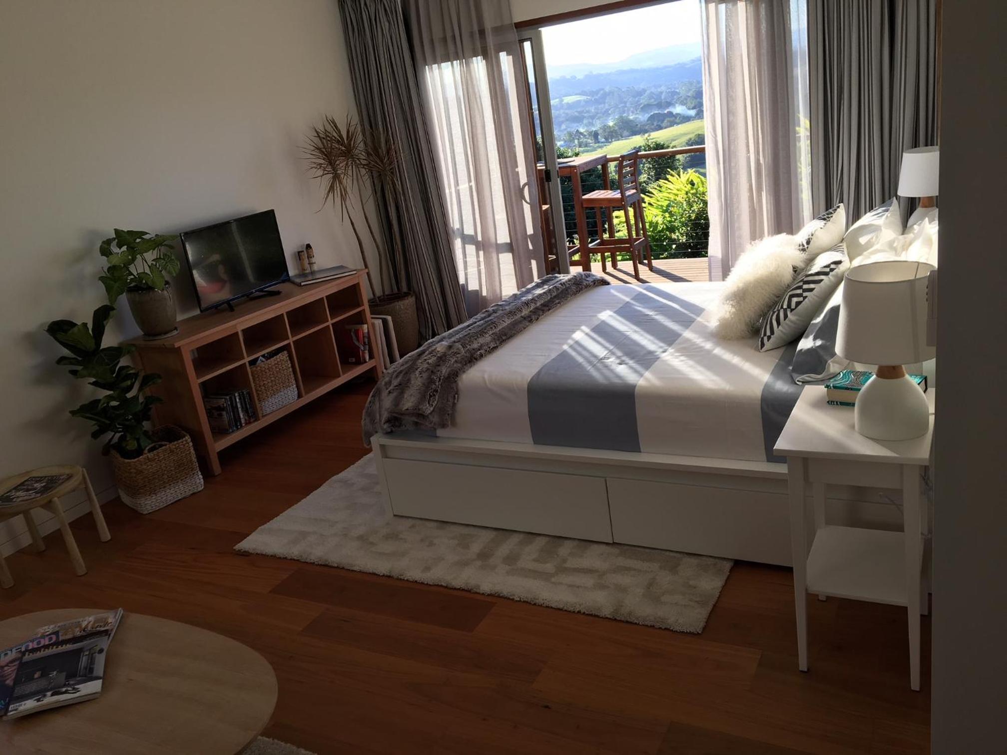 Callemondah Studio with stunning views, in Bangalow and Byron Hinterland view 4