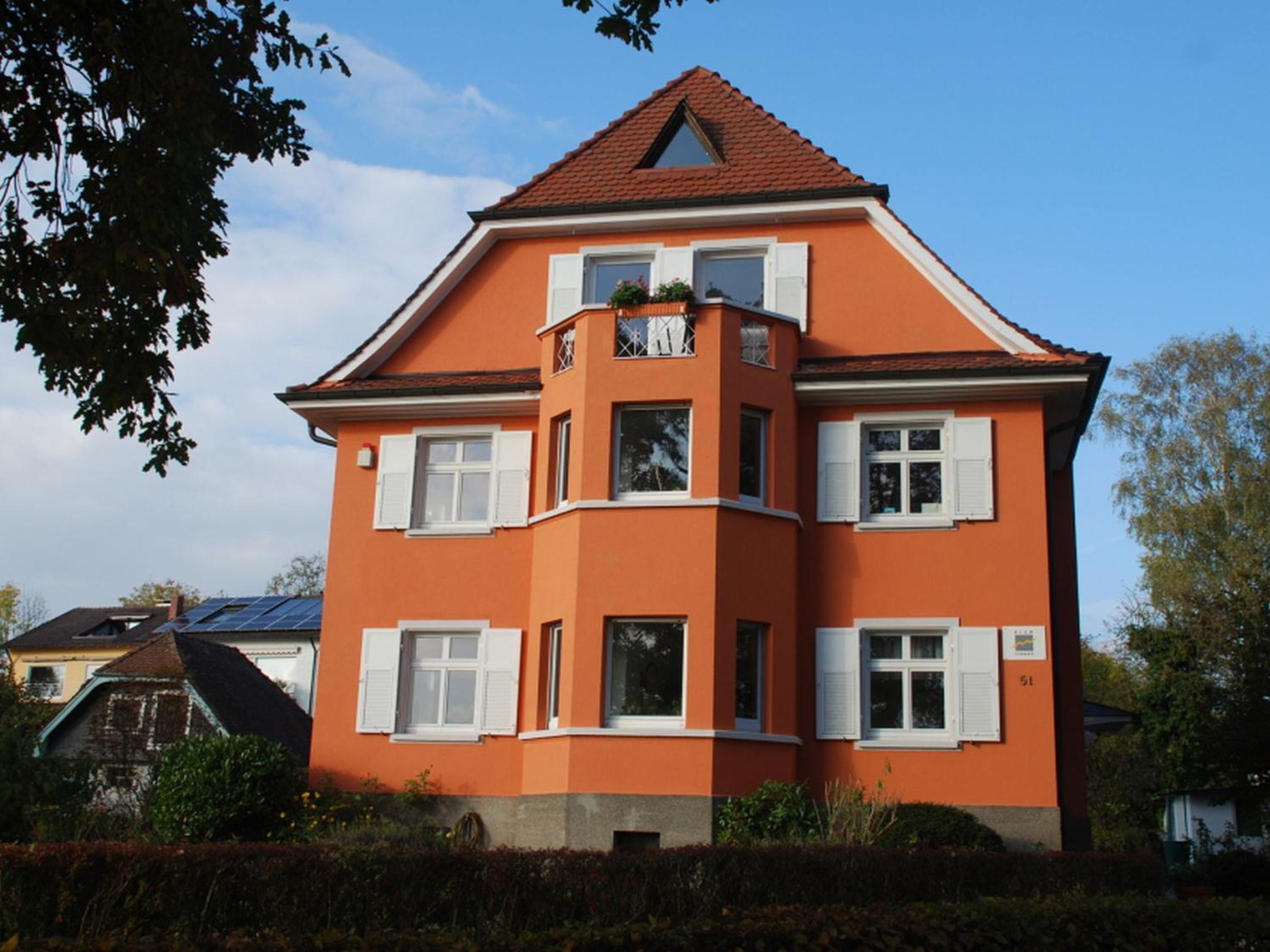 Rotes Haus über den Weinbergen
