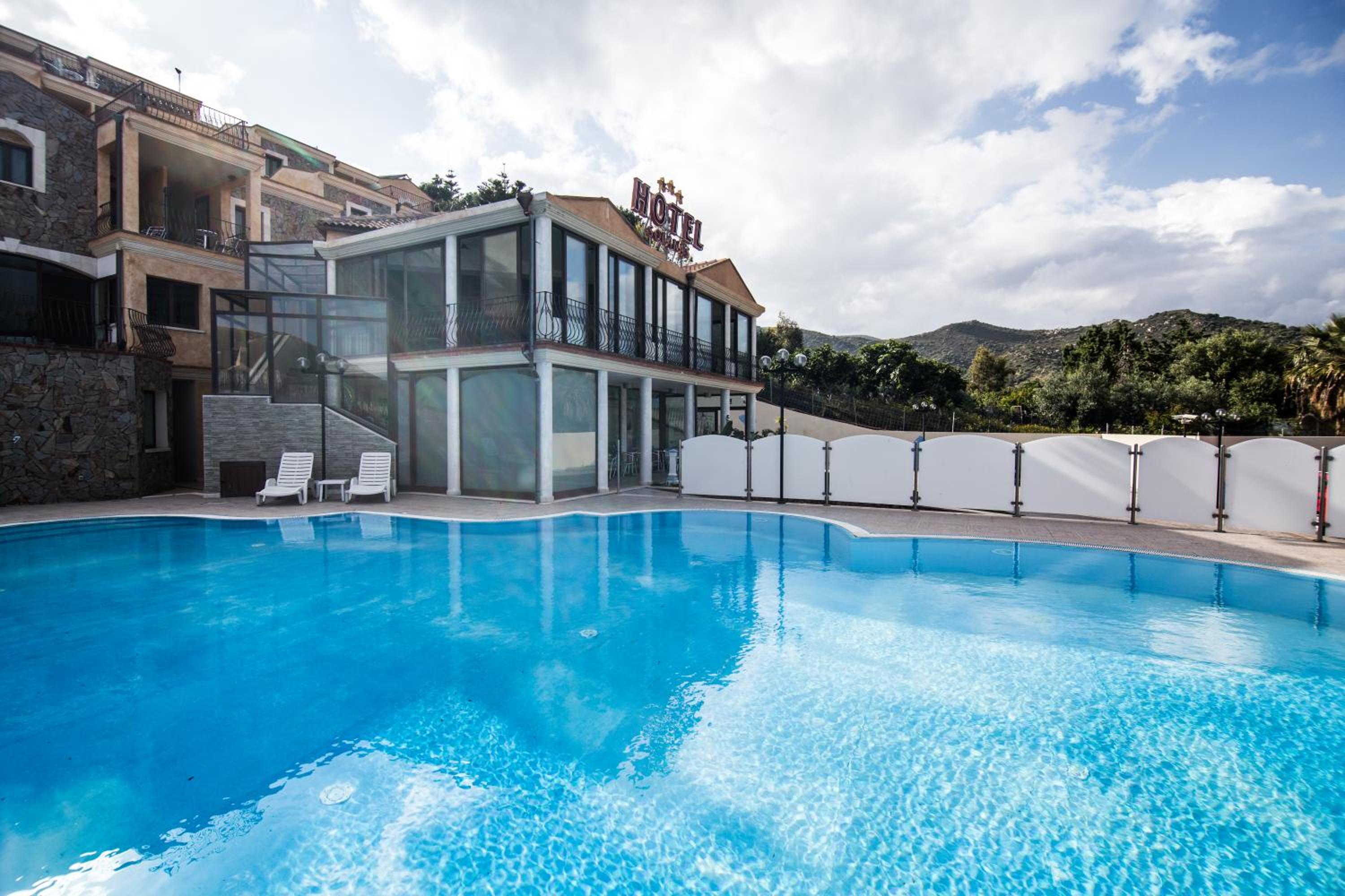 Hotel Solanas - Image 1