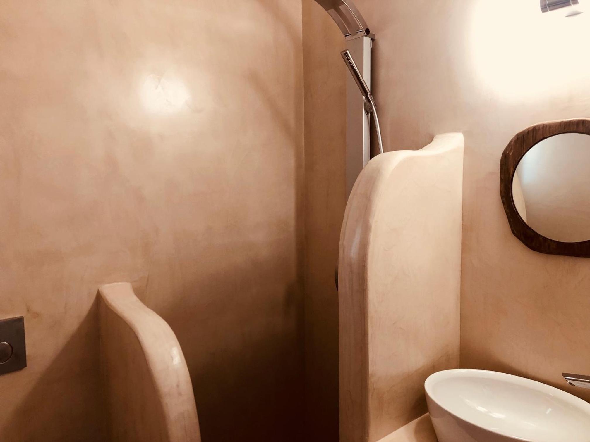 Aeris en Koufonisia — bathroom