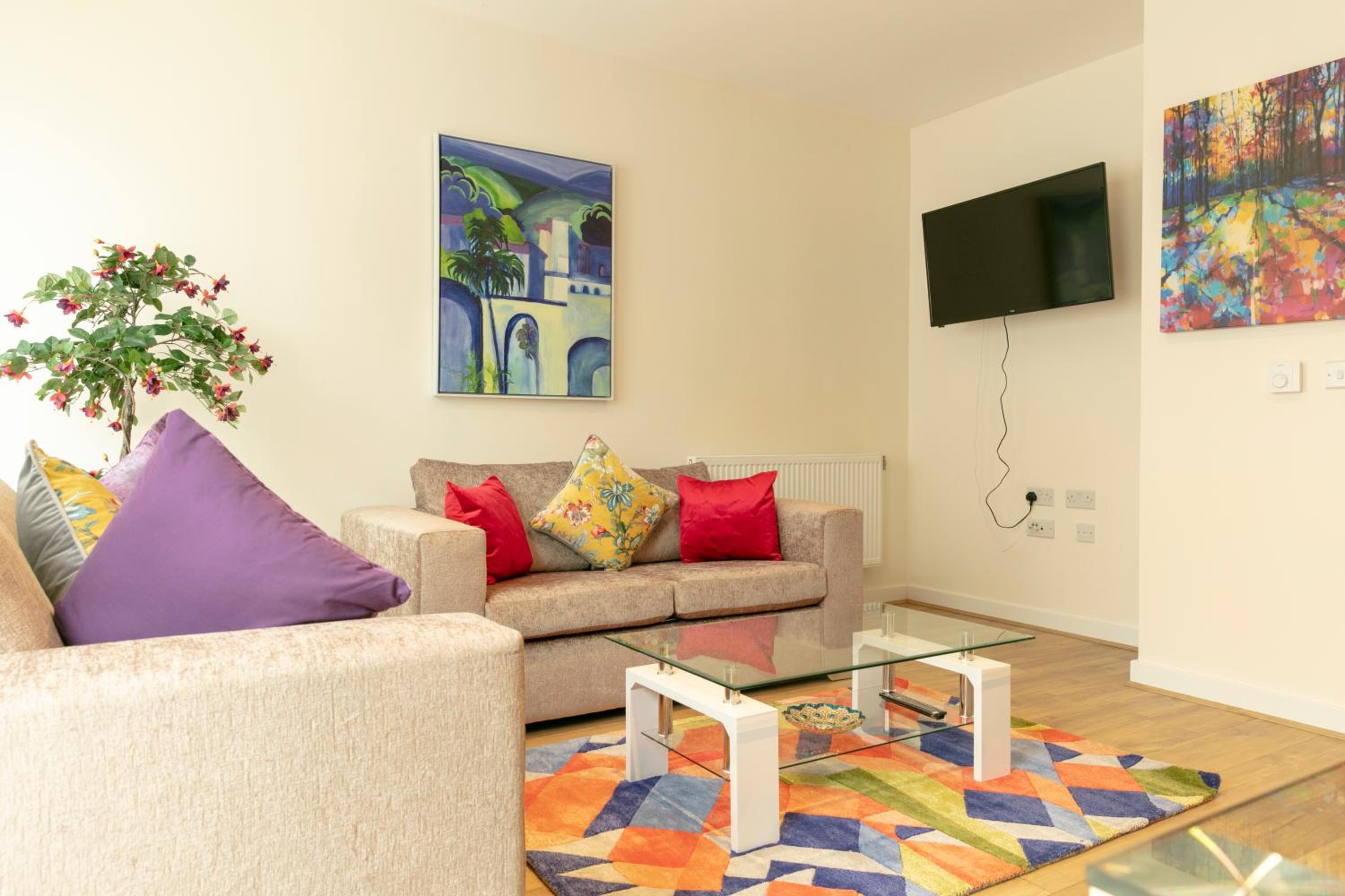 Modern & Exquisite Trumpington Townhouse with Parking & 5 mins to Papworth hospital