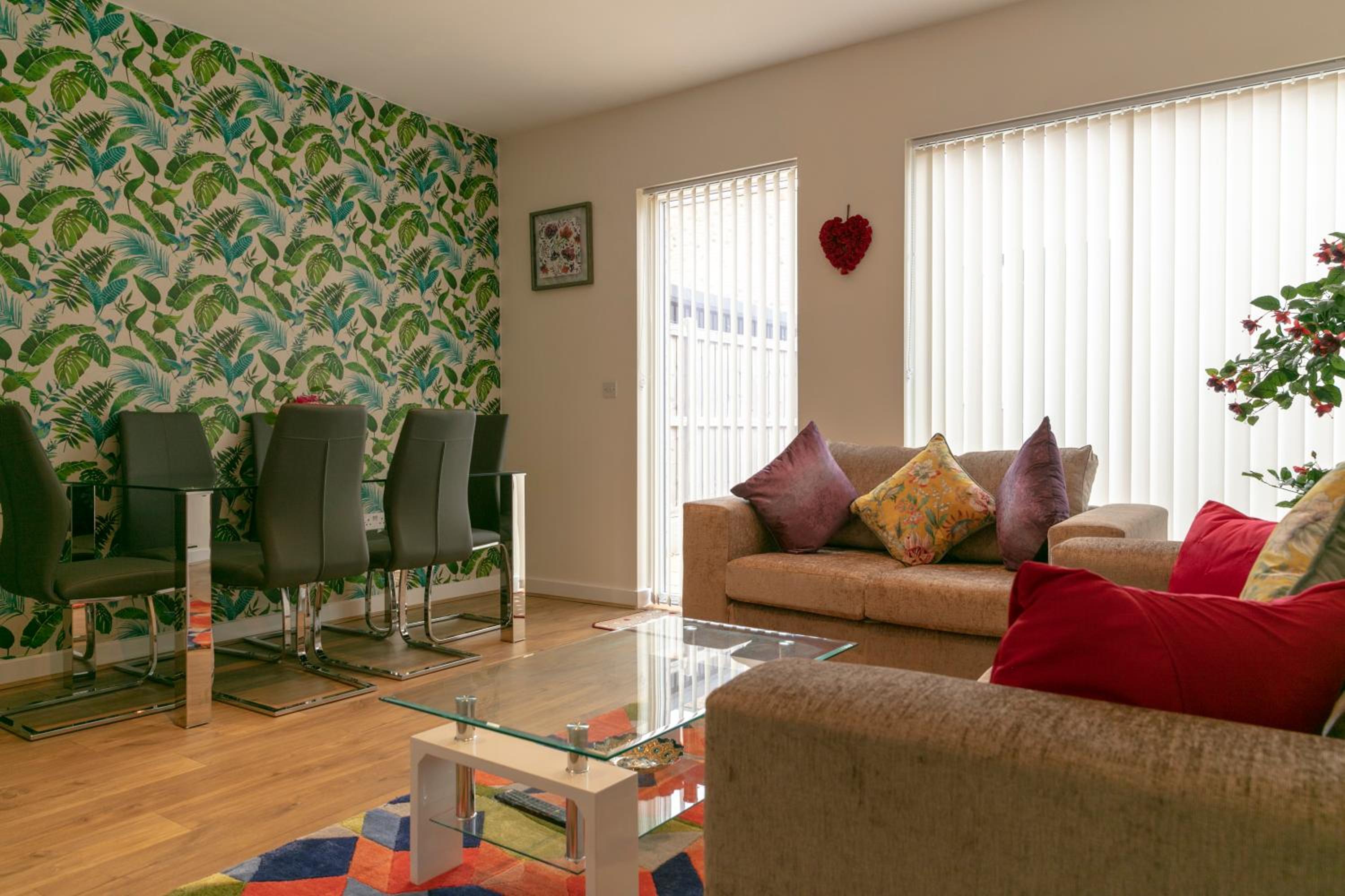 Modern & Exquisite Trumpington Townhouse with Parking & 5 mins to Papworth hospital