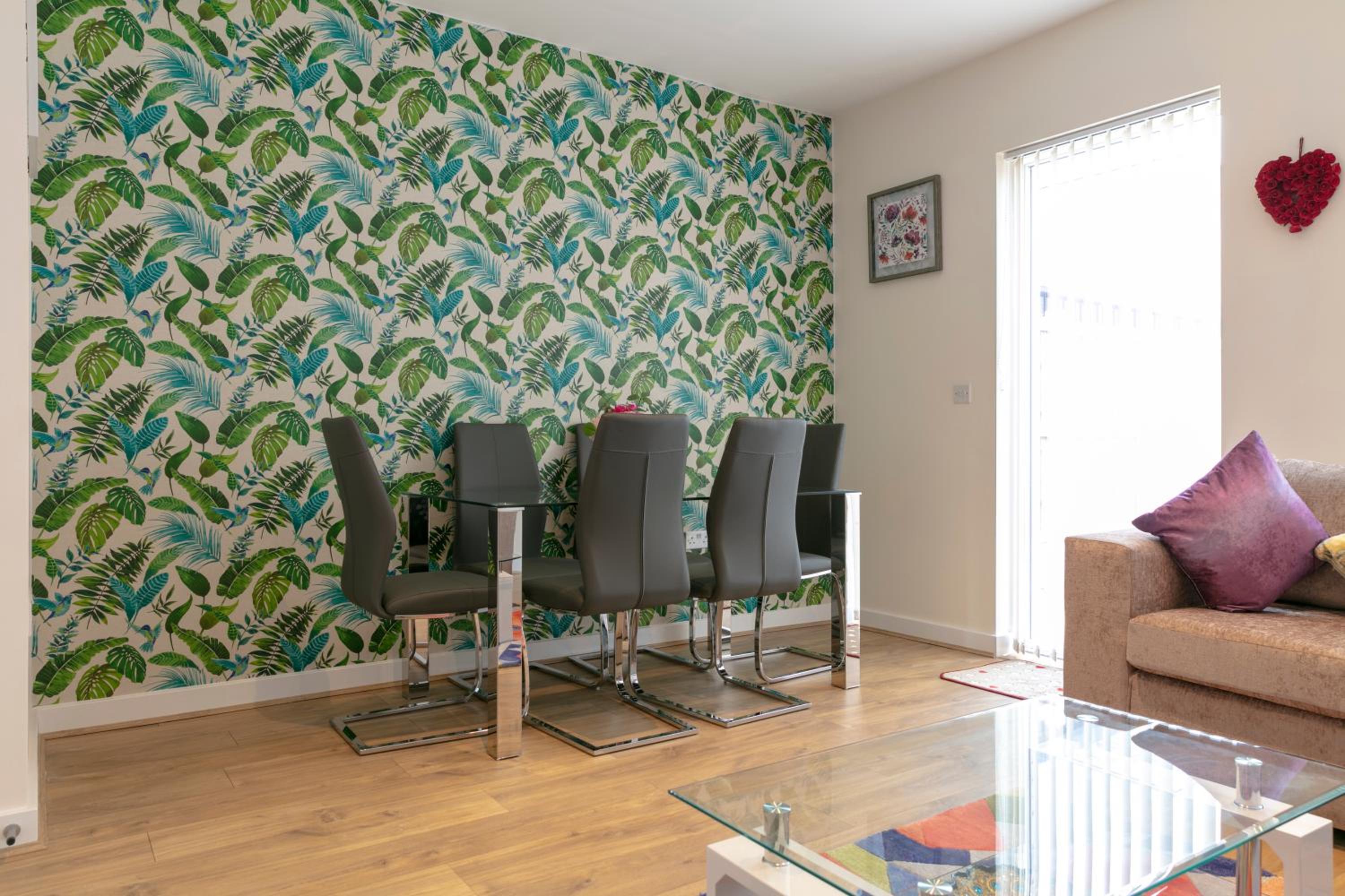 Modern & Exquisite Trumpington Townhouse with Parking & 5 mins to Papworth hospital
