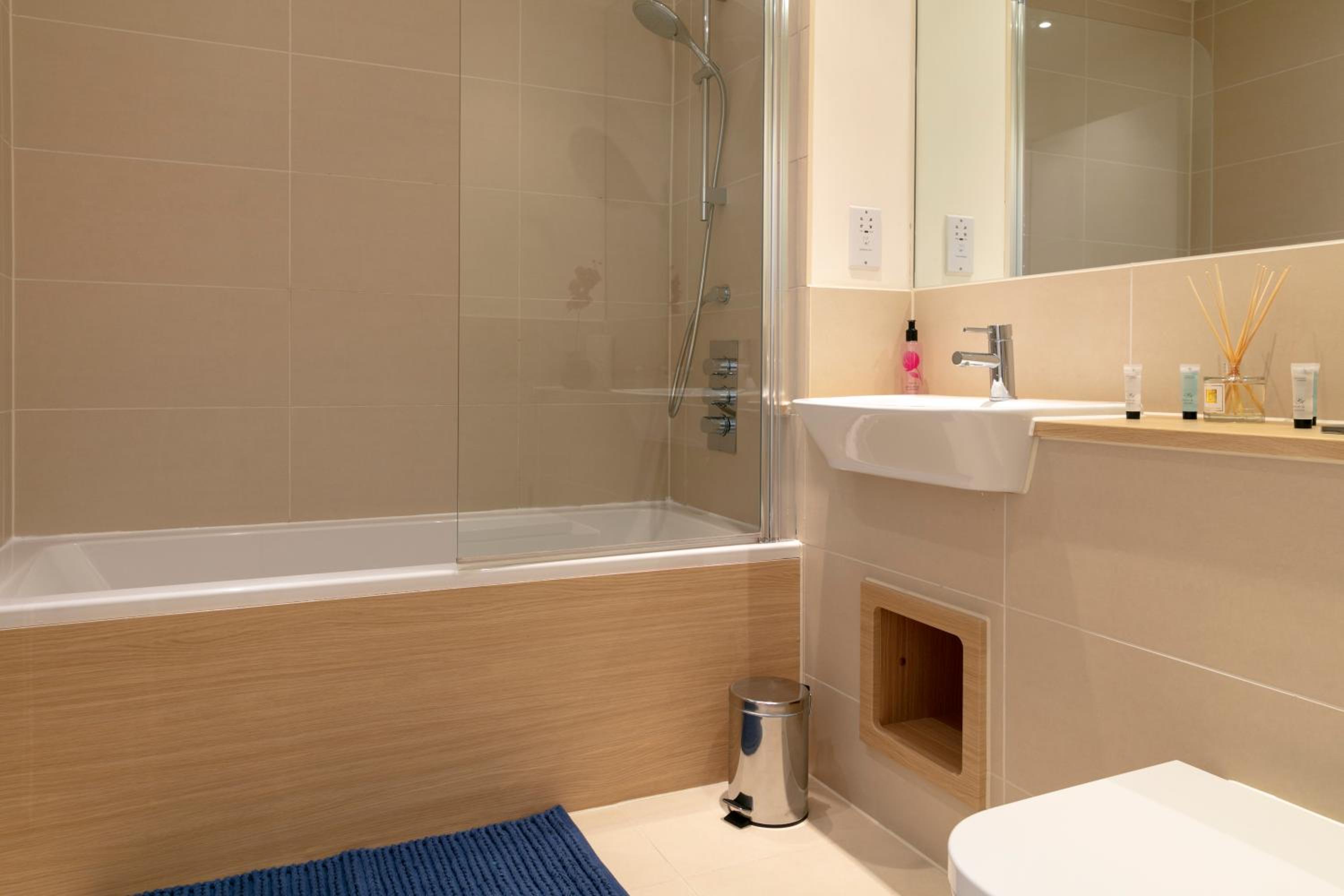 Modern & Exquisite Trumpington Townhouse with Parking & 5 mins to Papworth hospital