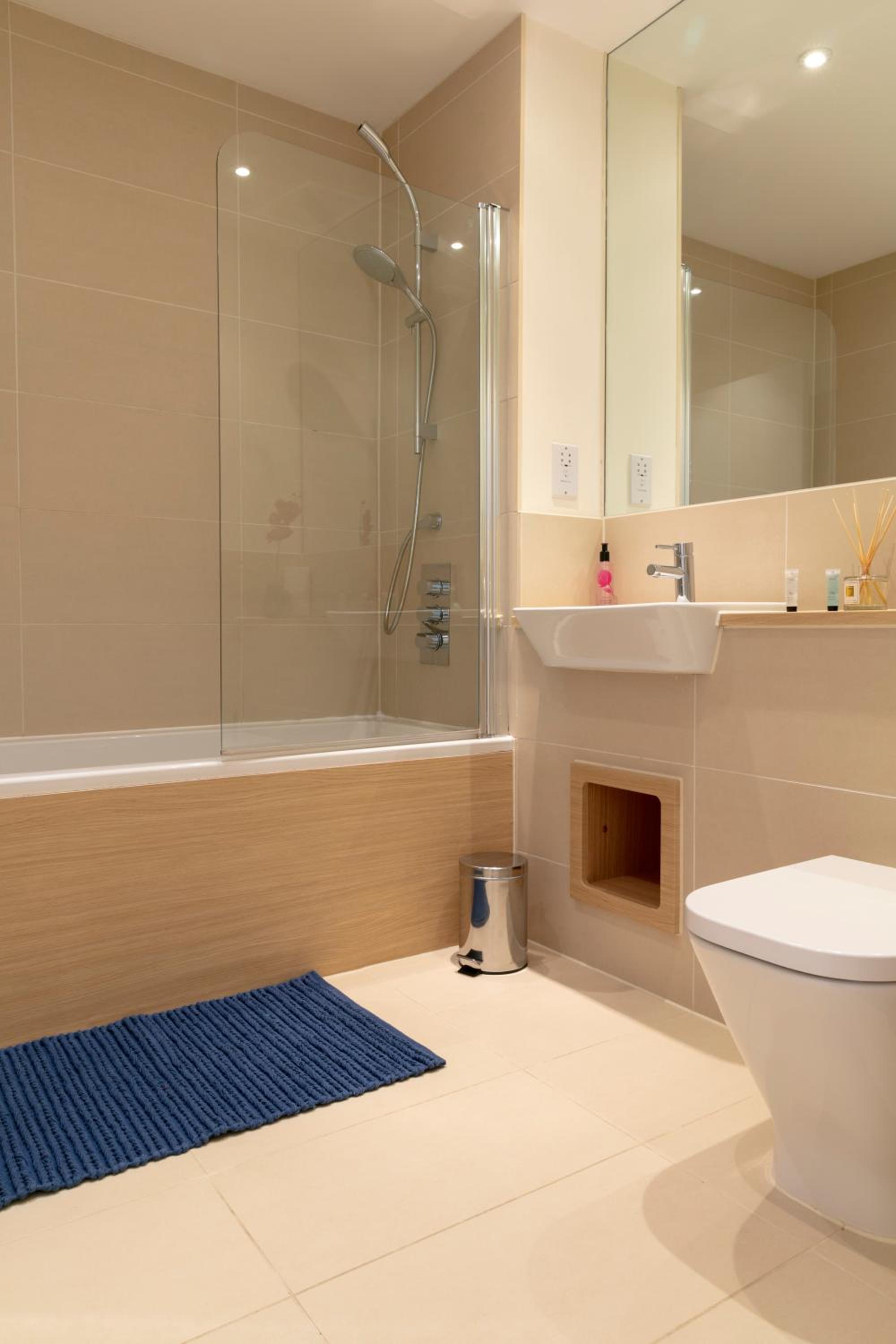 Modern & Exquisite Trumpington Townhouse with Parking & 5 mins to Papworth hospital