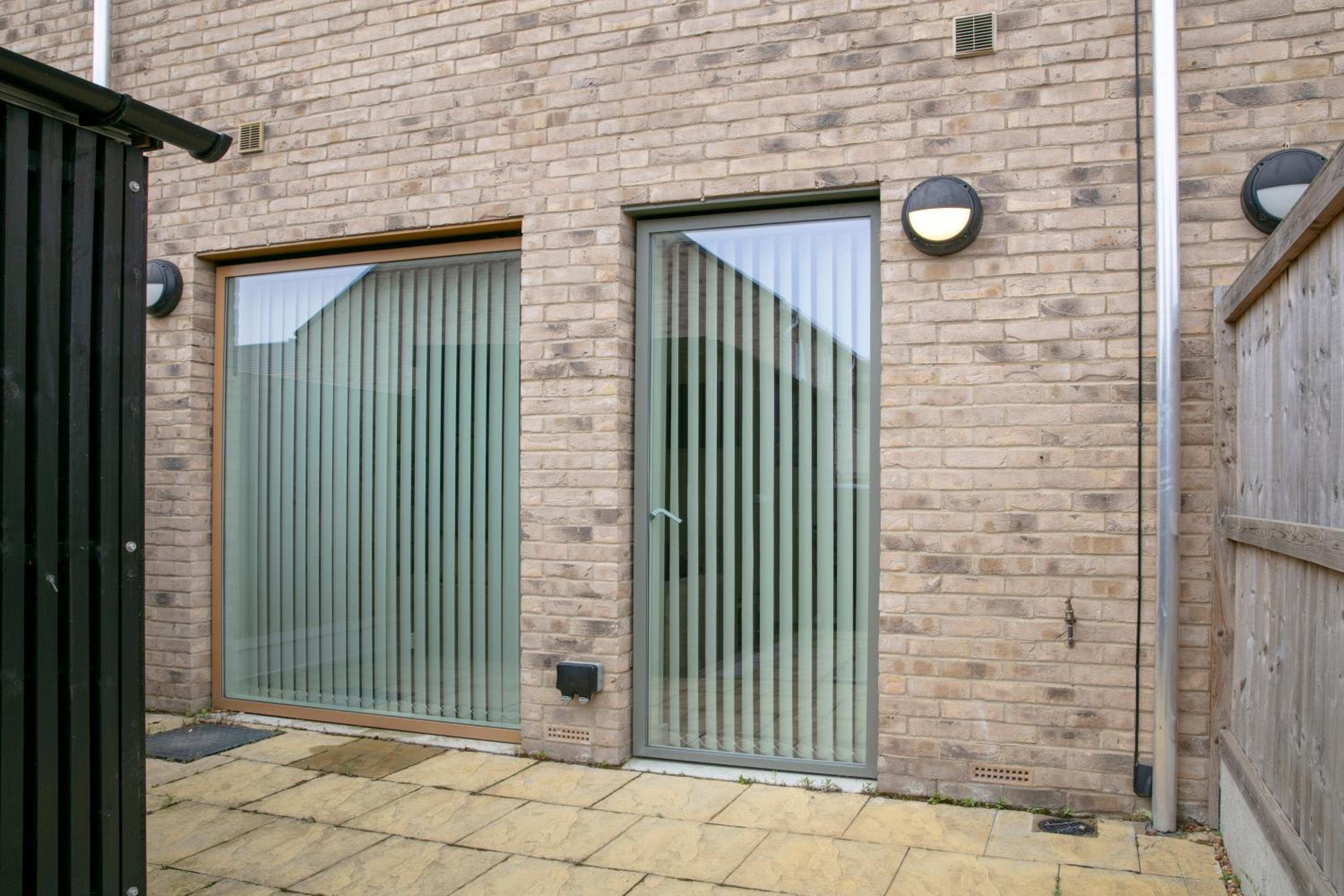 Modern & Exquisite Trumpington Townhouse with Parking & 5 mins to Papworth hospital