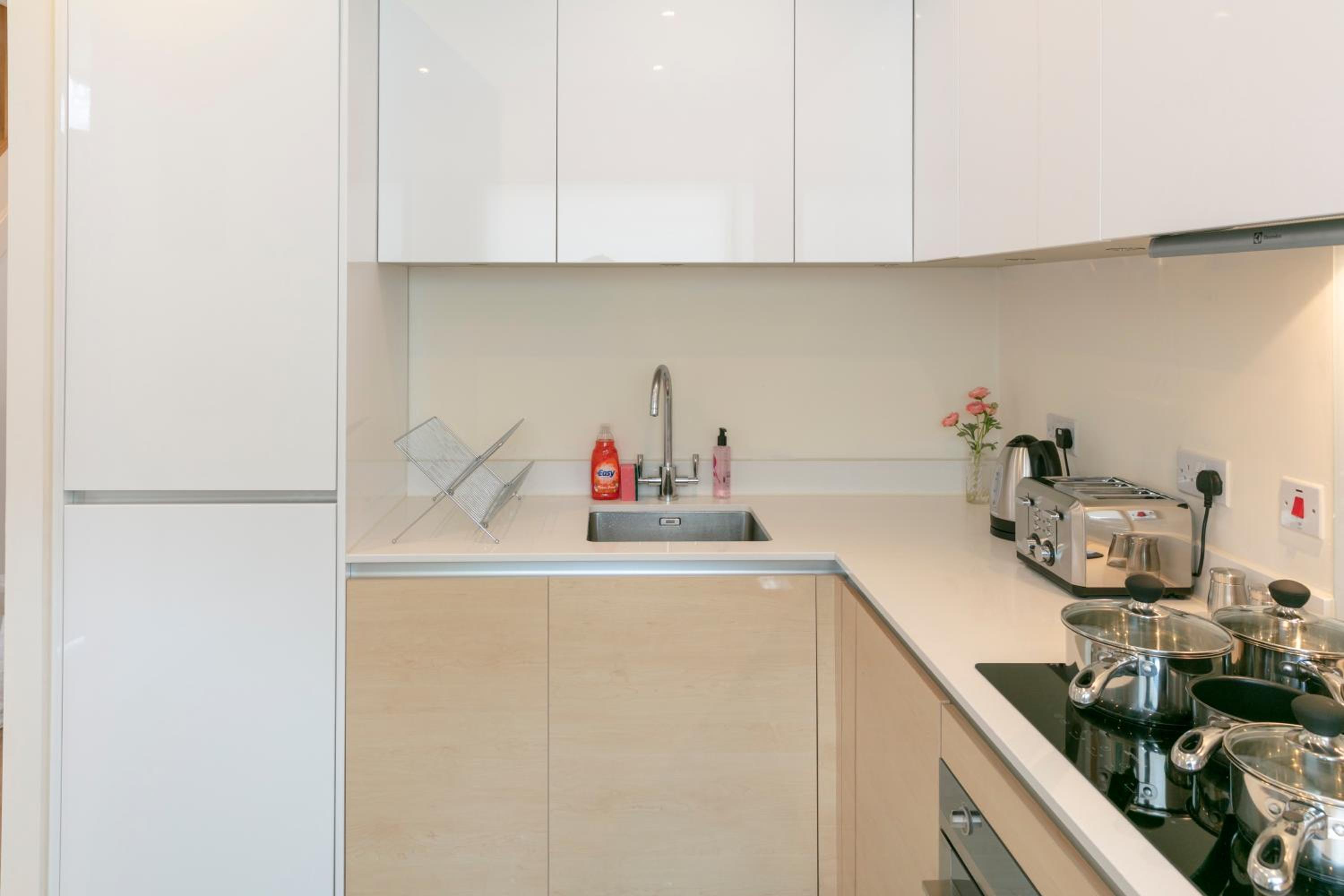 Modern & Exquisite Trumpington Townhouse with Parking & 5 mins to Papworth hospital