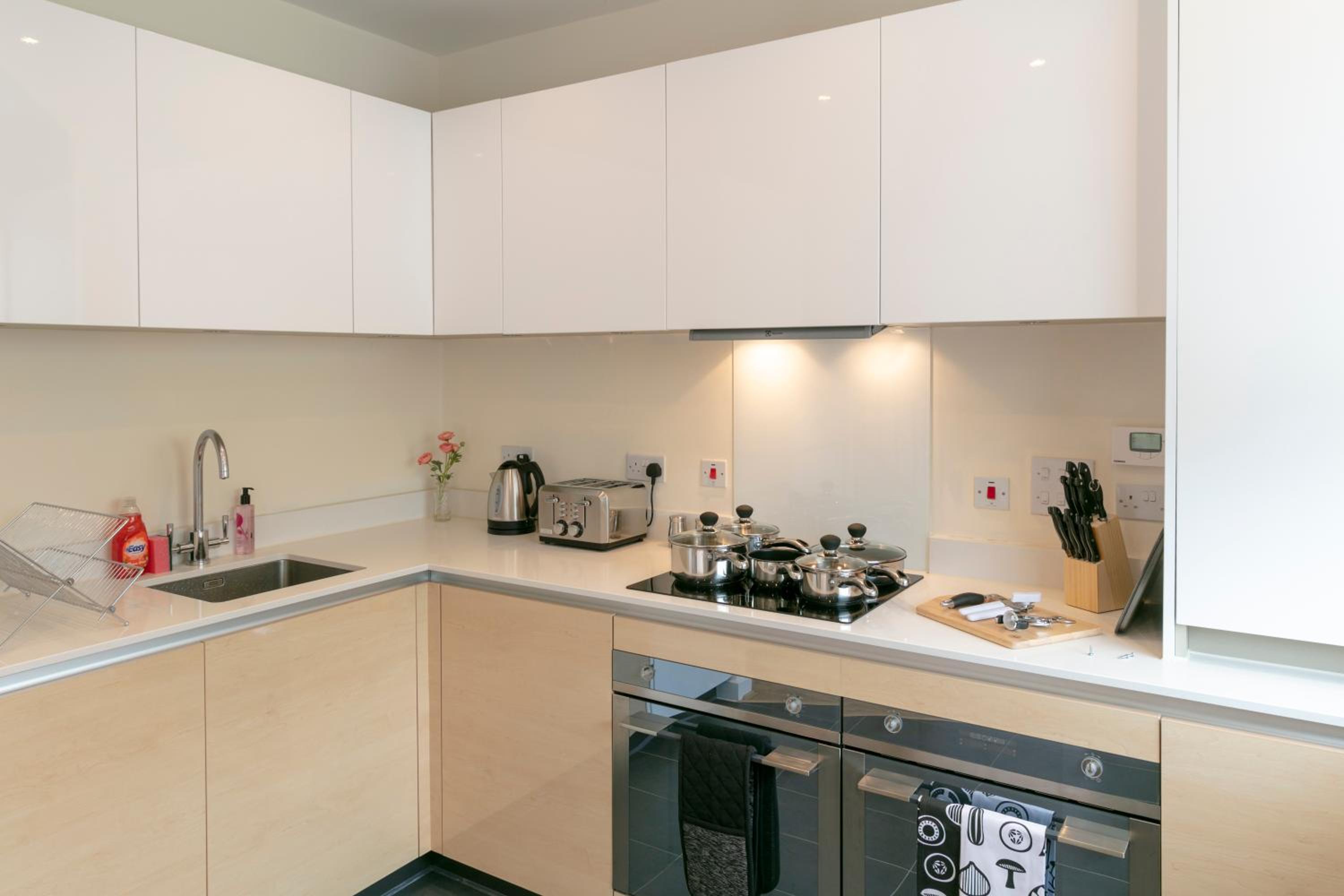 Modern & Exquisite Trumpington Townhouse with Parking & 5 mins to Papworth hospital