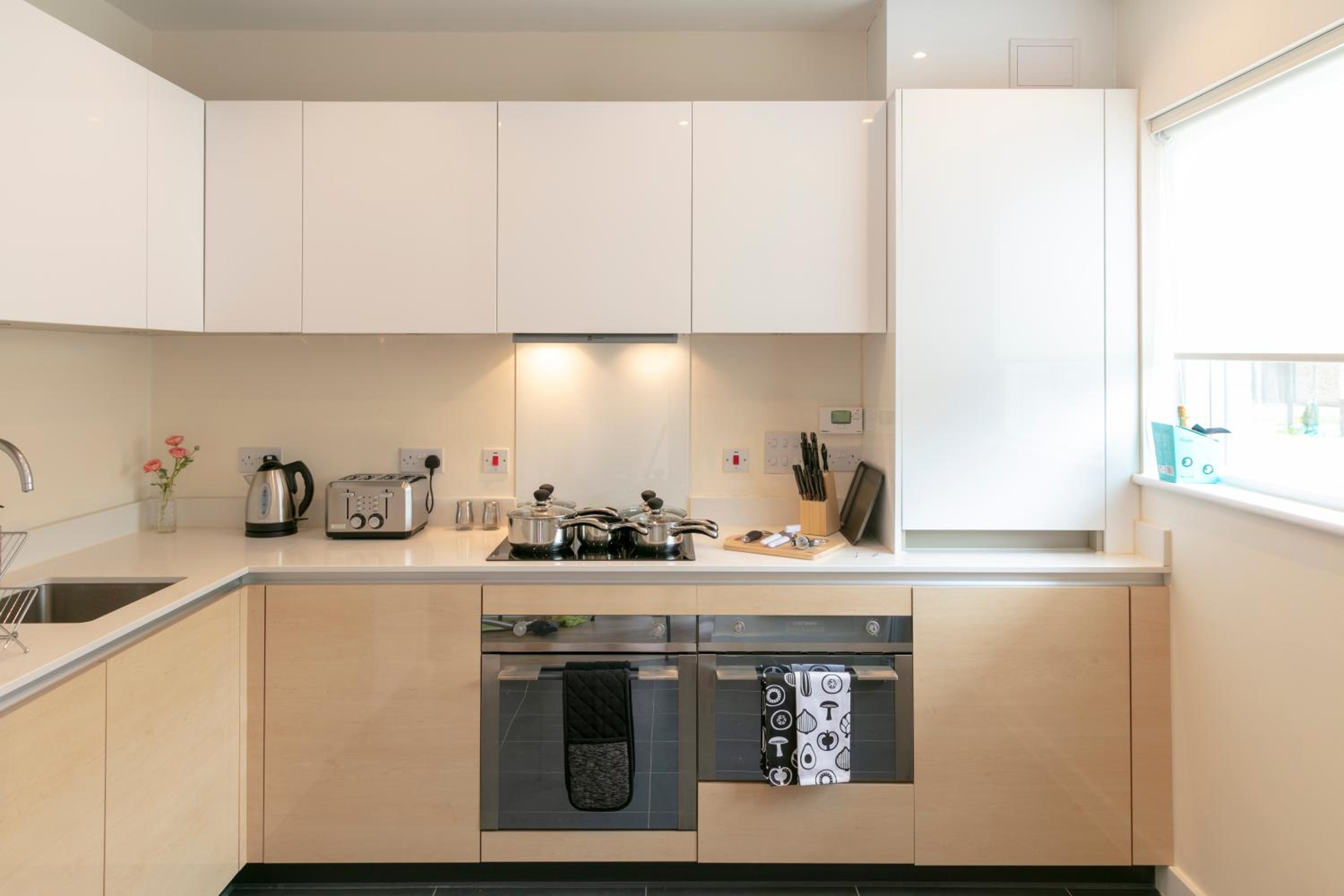 Modern & Exquisite Trumpington Townhouse with Parking & 5 mins to Papworth hospital