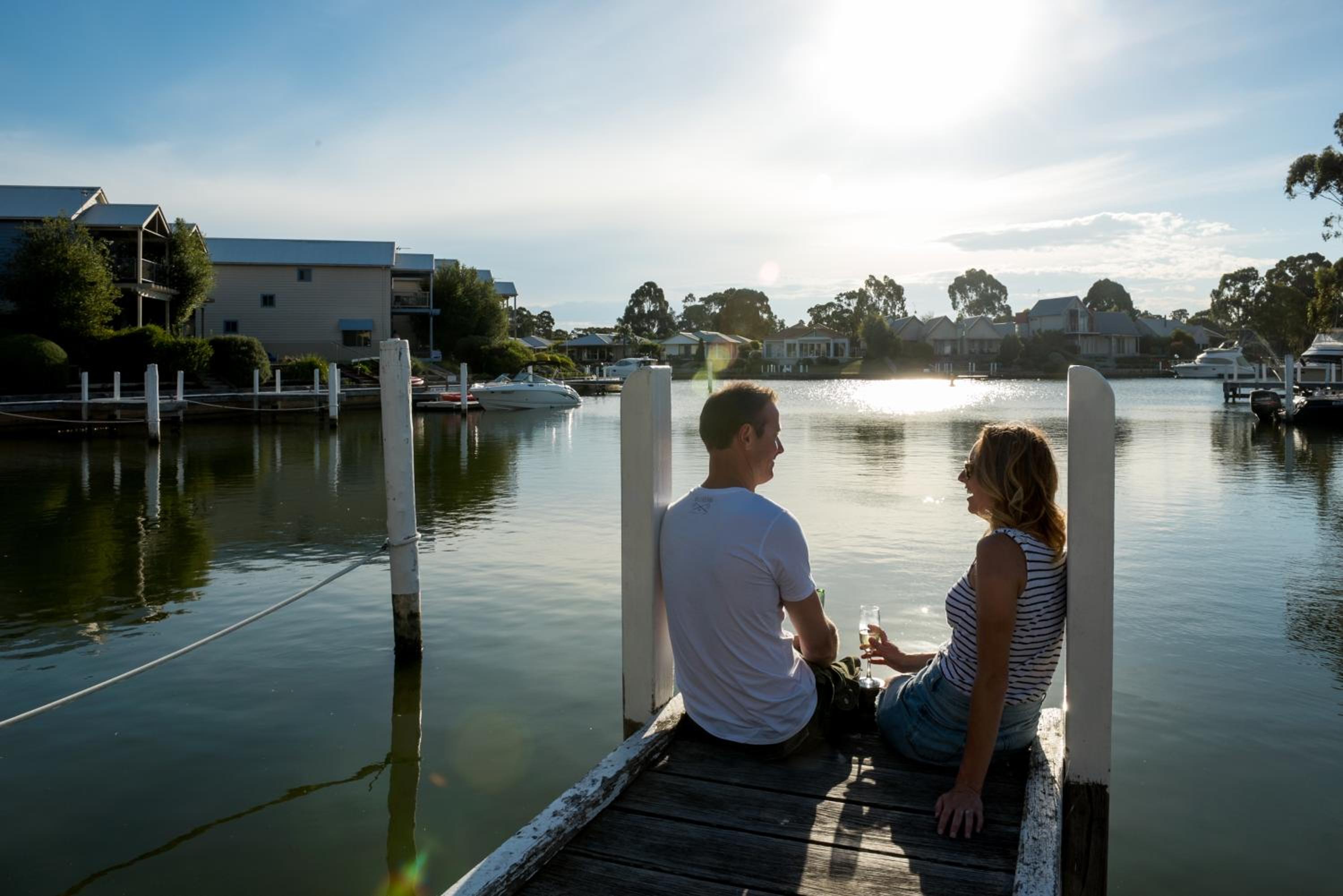 Captains Cove Resort - Absolute Waterfront Apartments