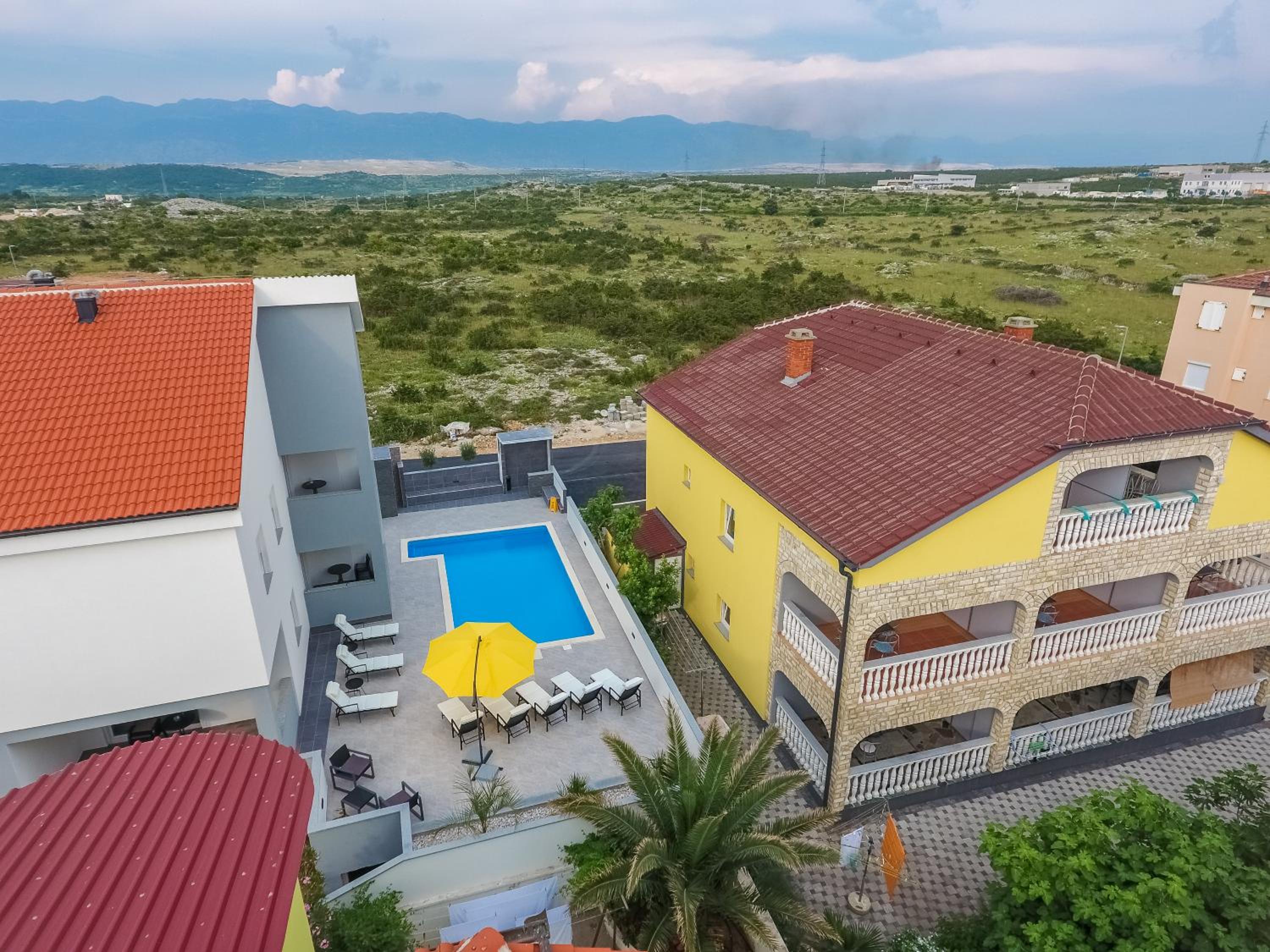 Lucky Luke Pool Apartments view 5