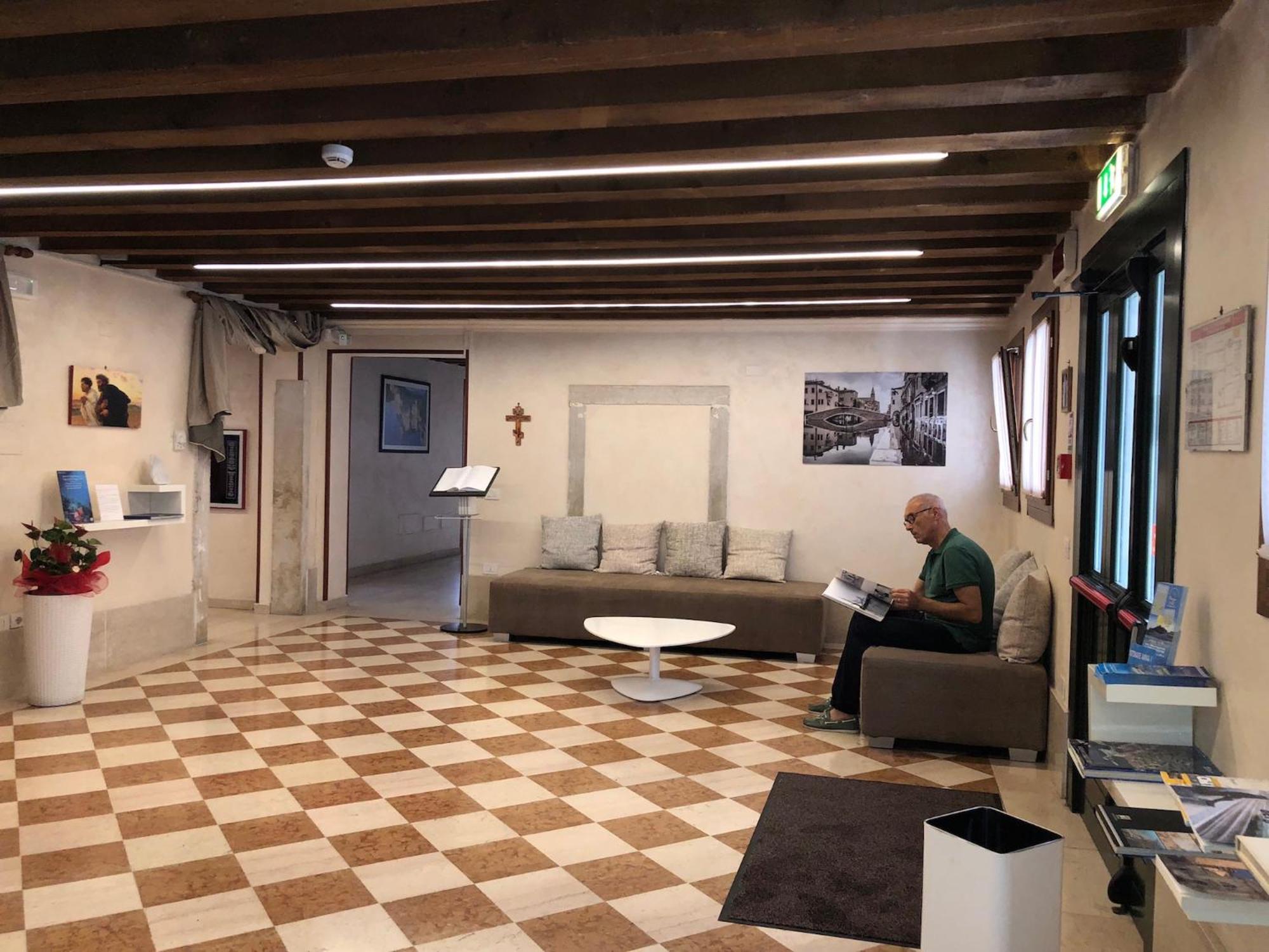 Lobby & Reception