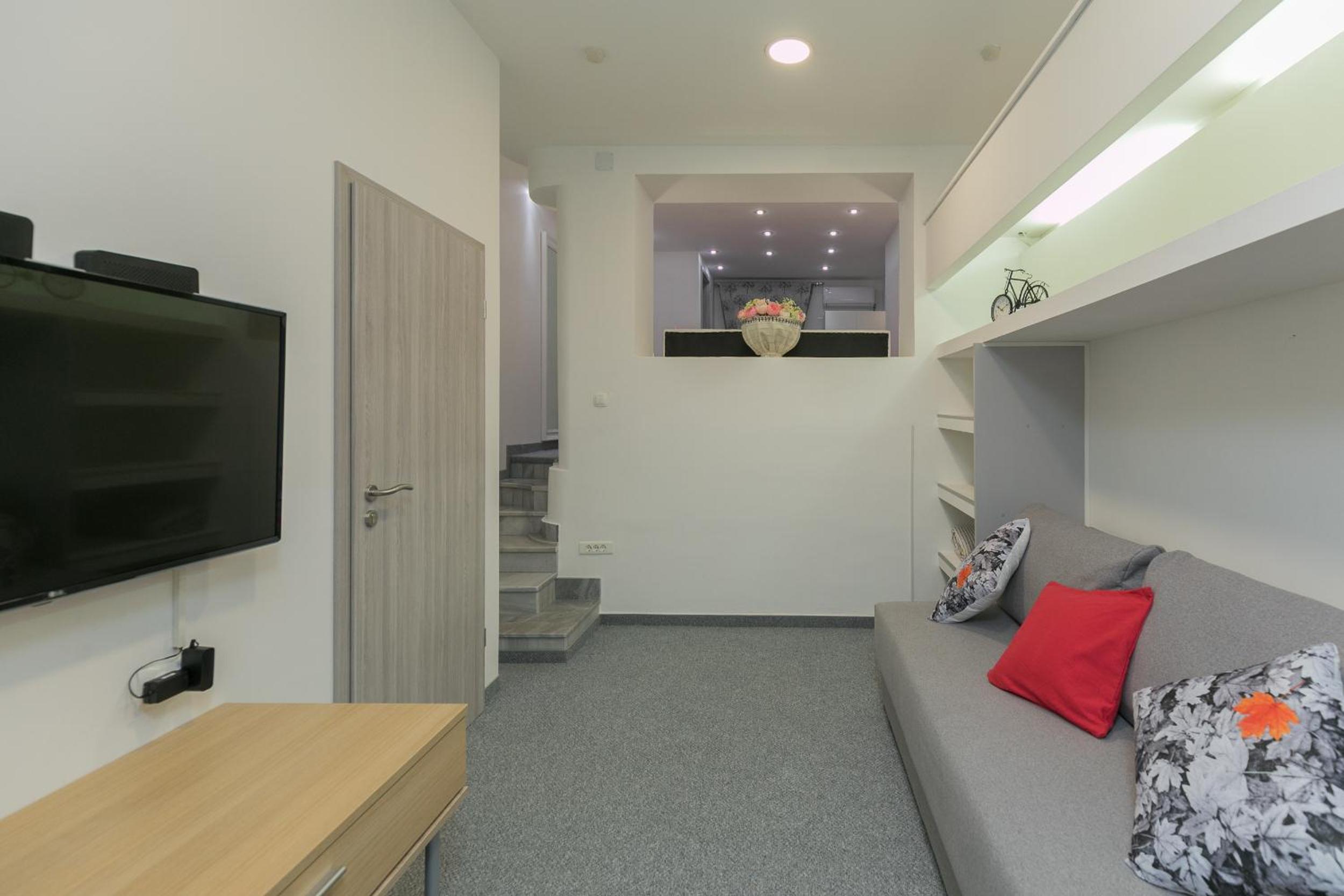 Peninsula room