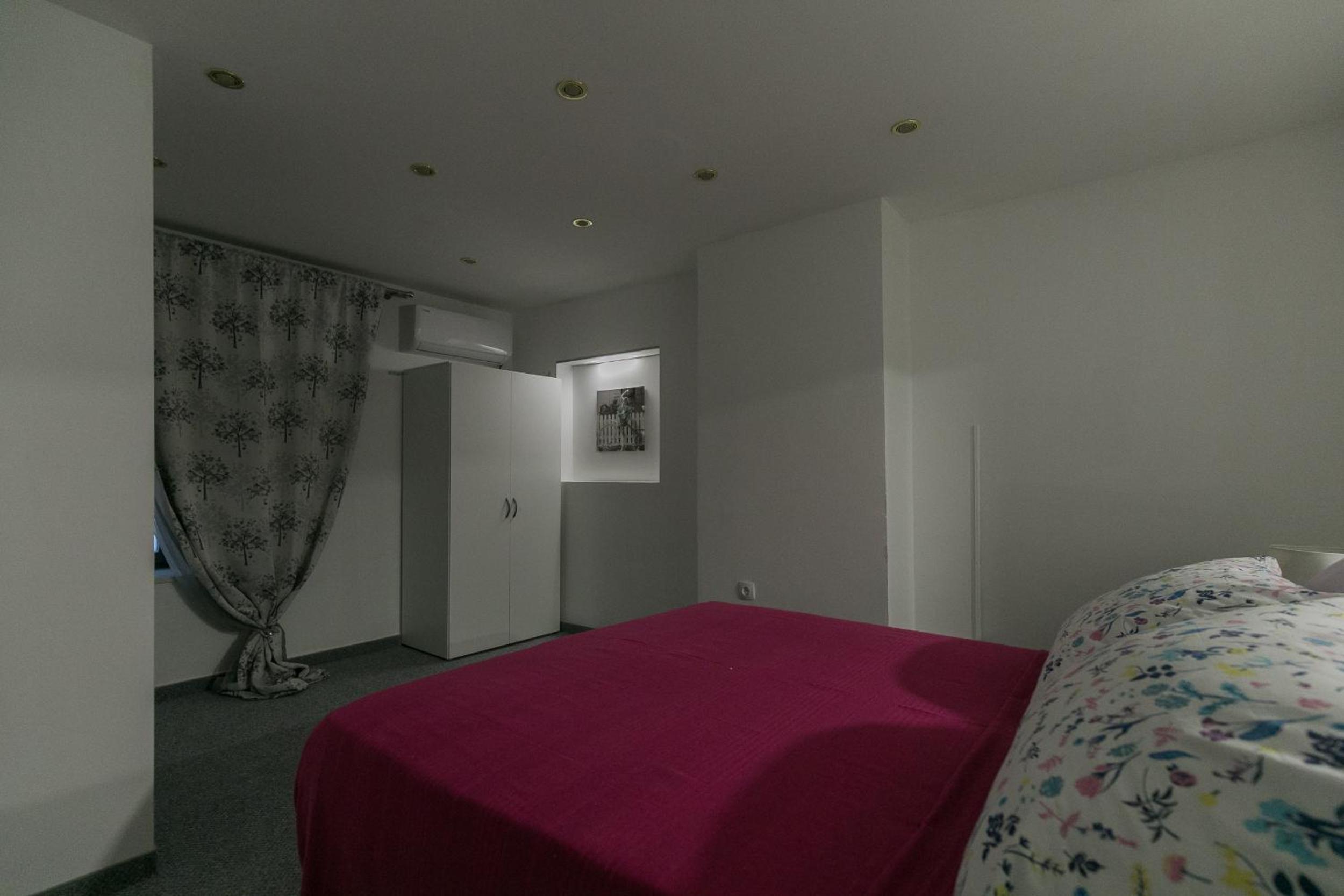 Peninsula room