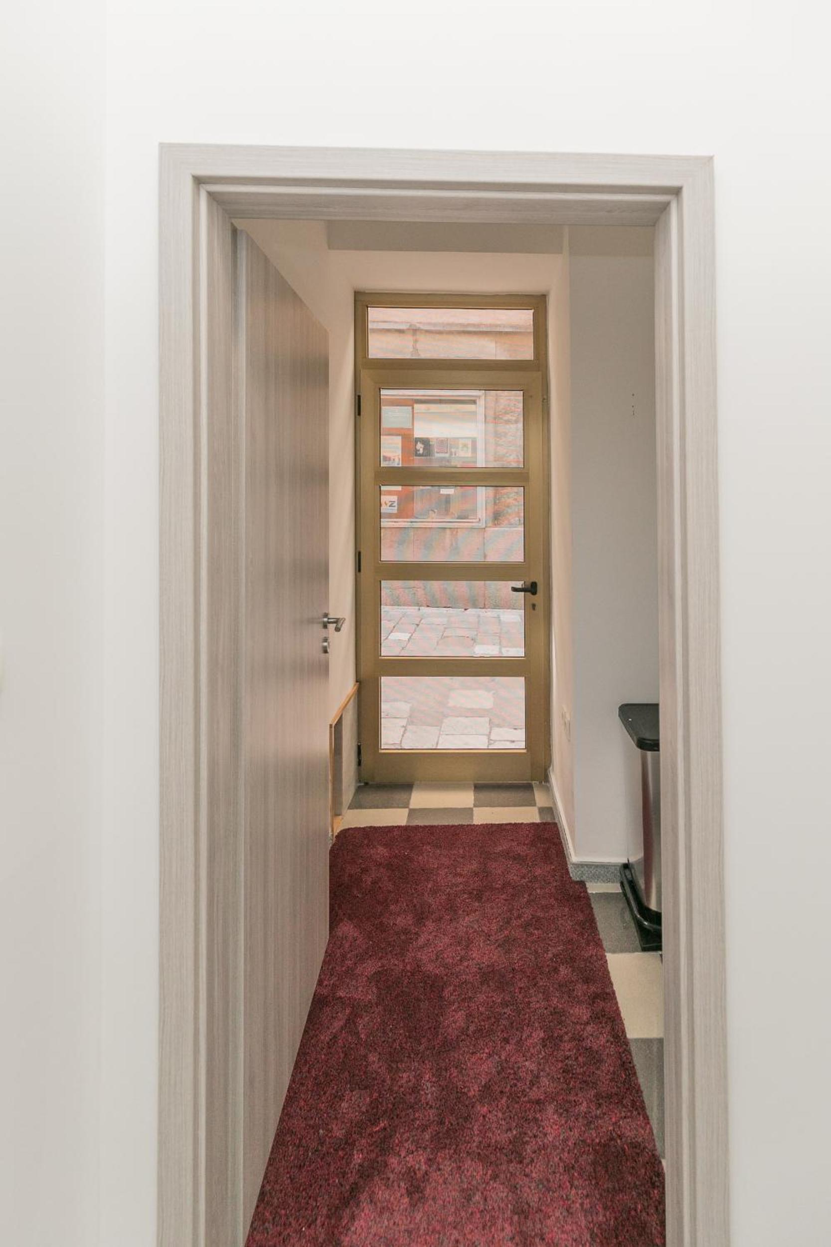 Peninsula room