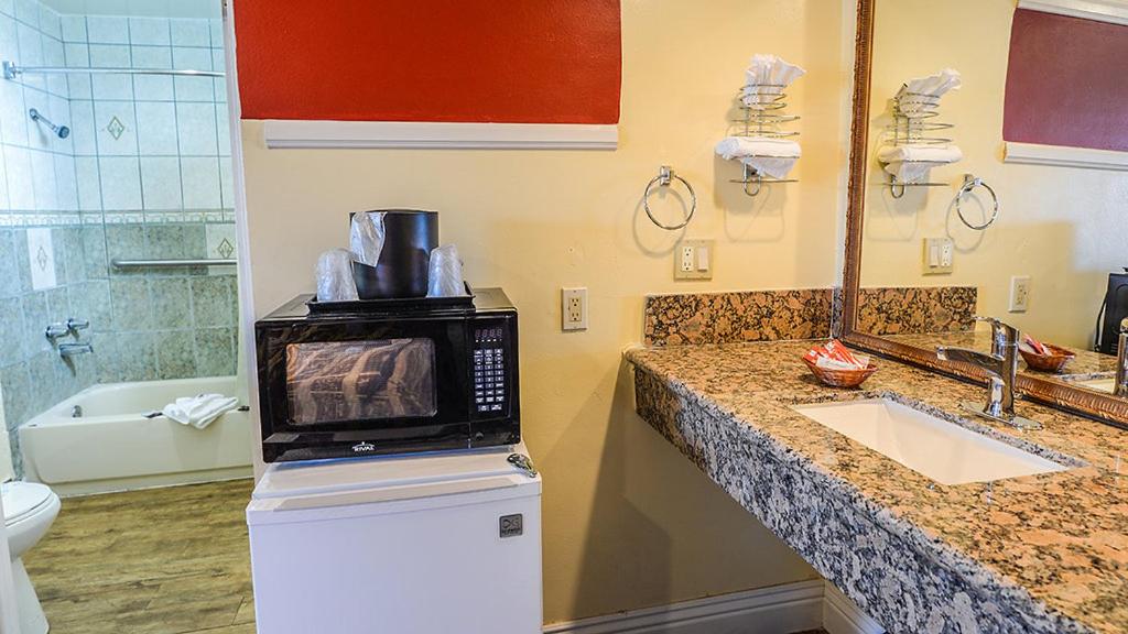 Aqua Venture Inn - Property Image 1