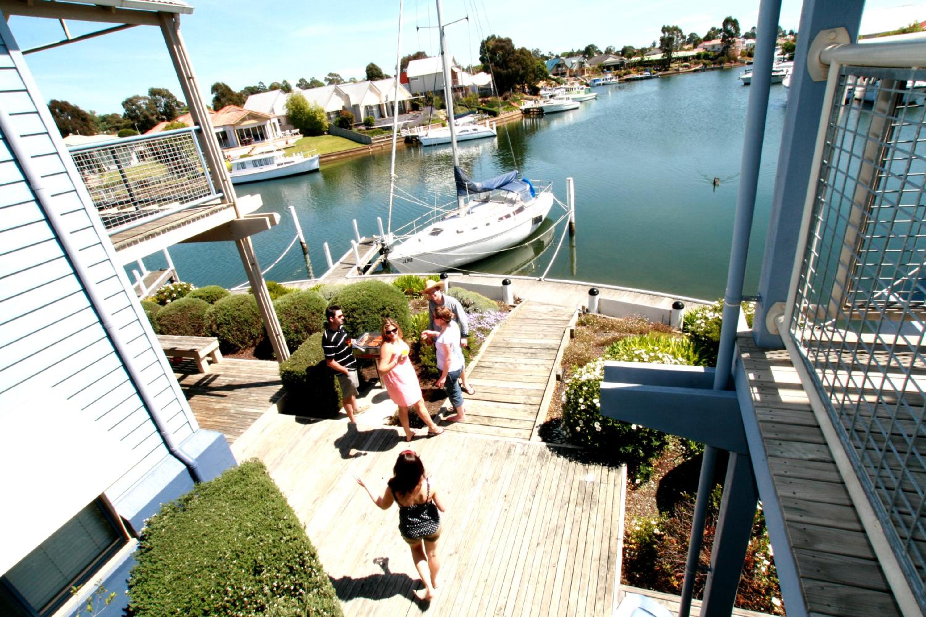 Captains Cove Resort - Absolute Waterfront Apartments