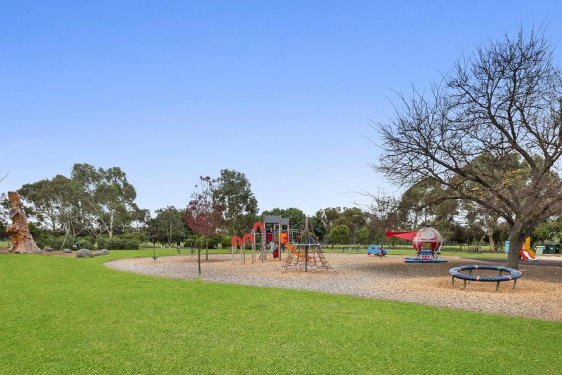 Adelaide Style Accommodation-Close to City-North Adelaide-3 Bdrm- FREE Parking view 3