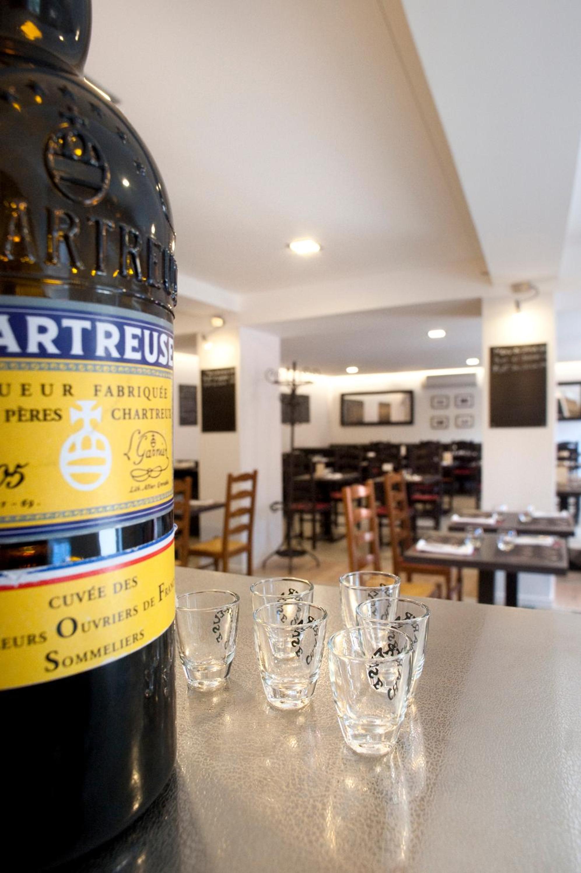 bar