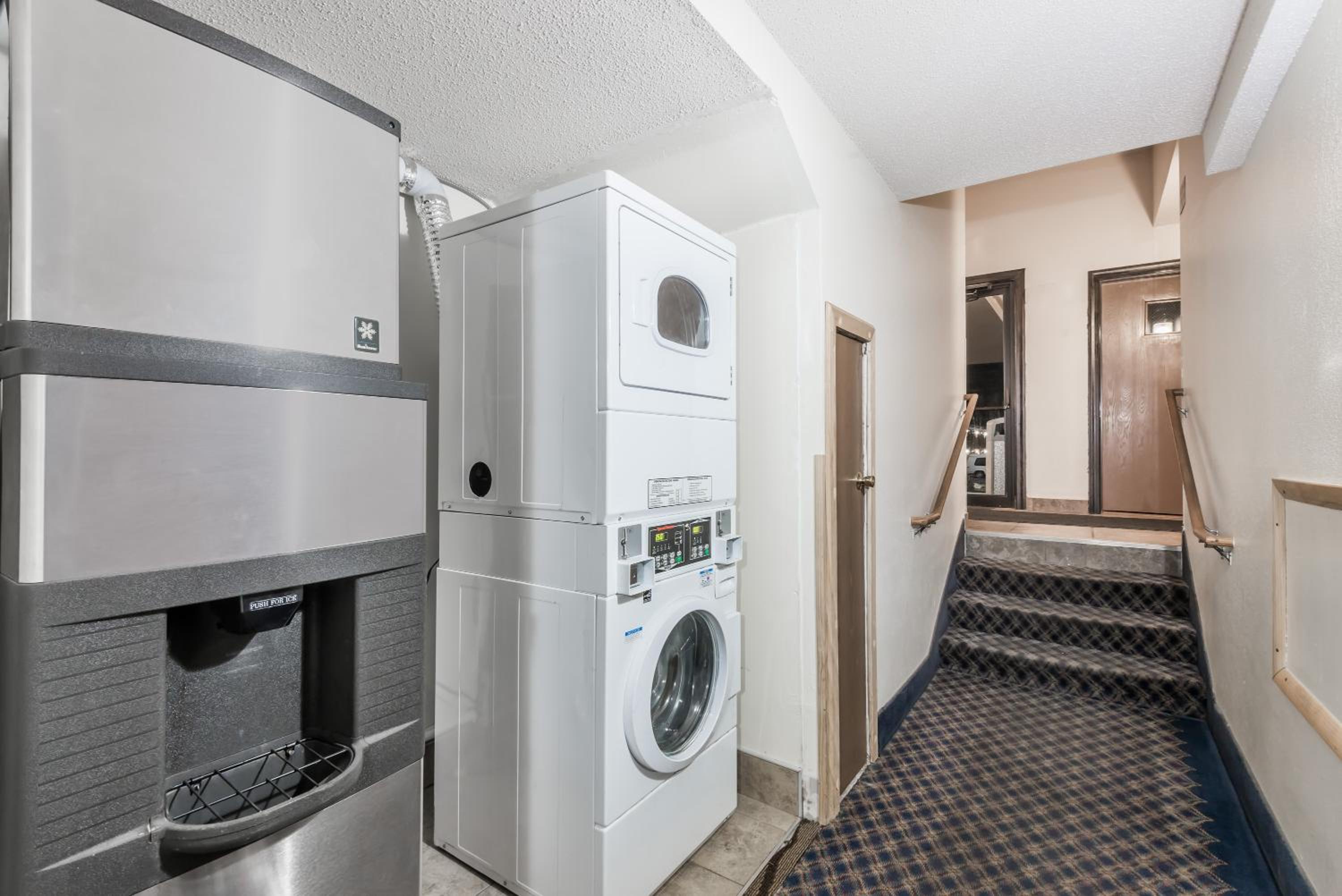 Bedford Vacations - Super 8 by Wyndham Bedford - Property Image 6